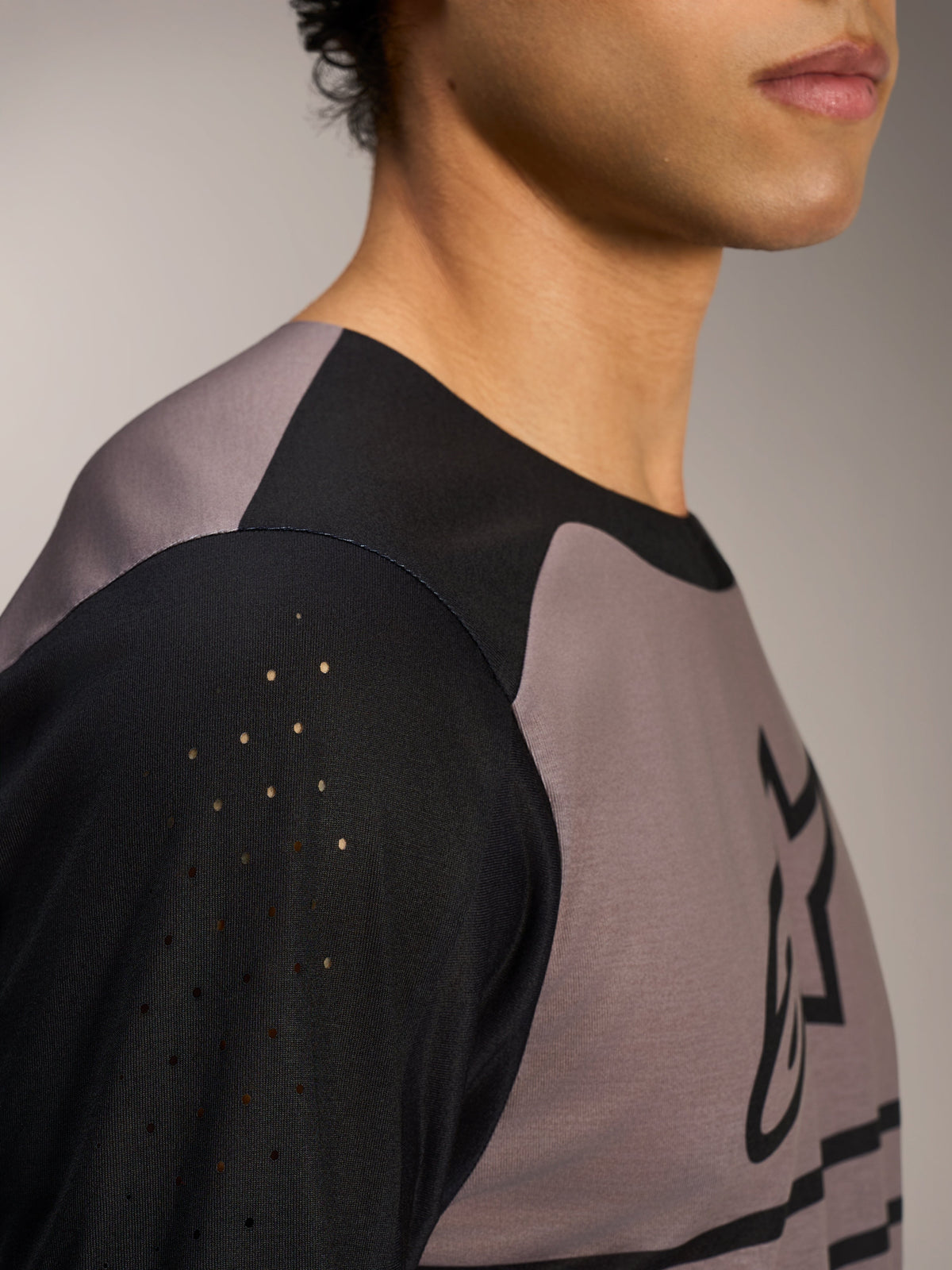 Schwarzes A-Dura Elite Blocked Trikot 2.0 mit perforierten Ärmeln und verklebtem Kragen für MTB-Trails.