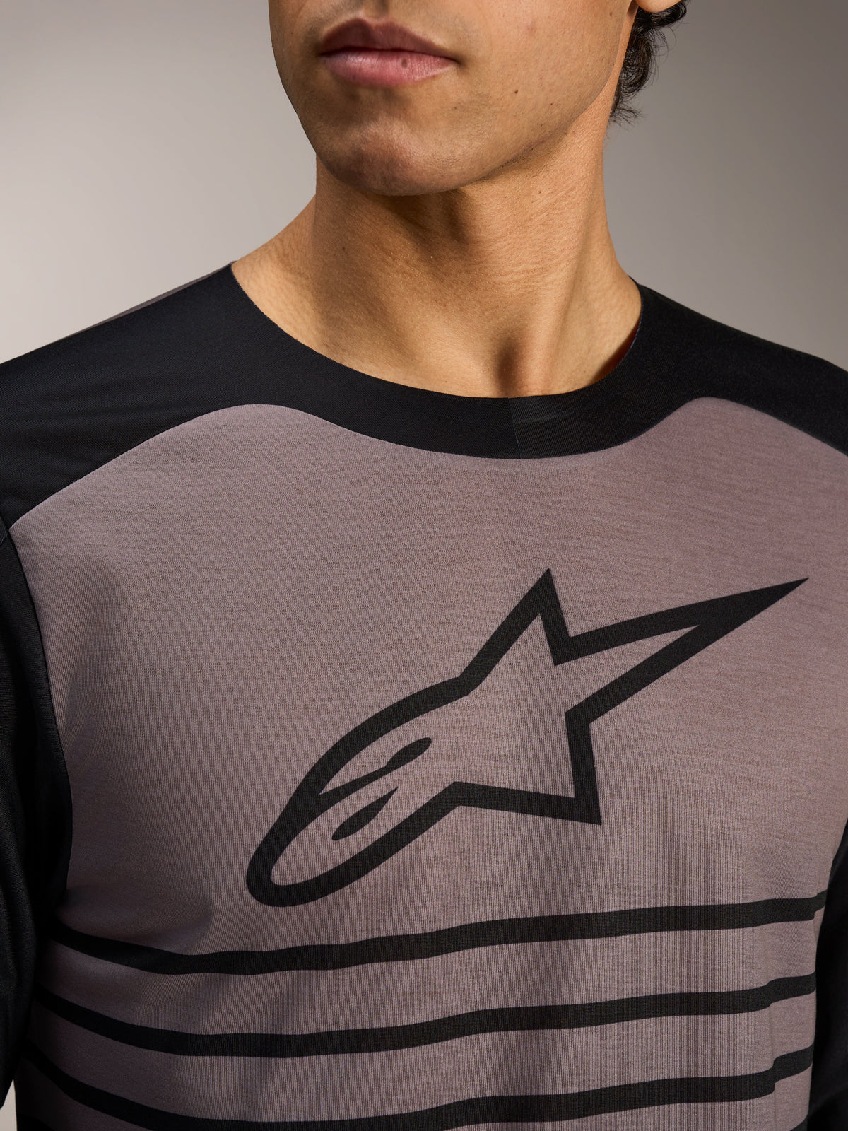 Alpinestars A-Dura Elite Trikot 2.0, grau-schwarzes MTB-Langarmtrikot mit markantem Astars-Logo und Streifendetails.