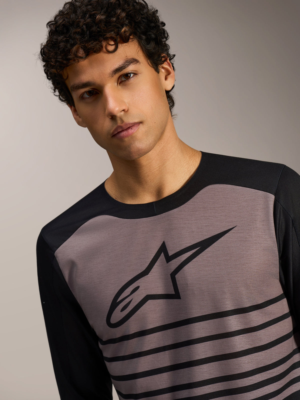 A-Dura Elite Long Sleeve Jersey 2.0, schwarz-graues MTB-Trikot mit gestreiftem Brustdesign und Alpinestars-Logo.