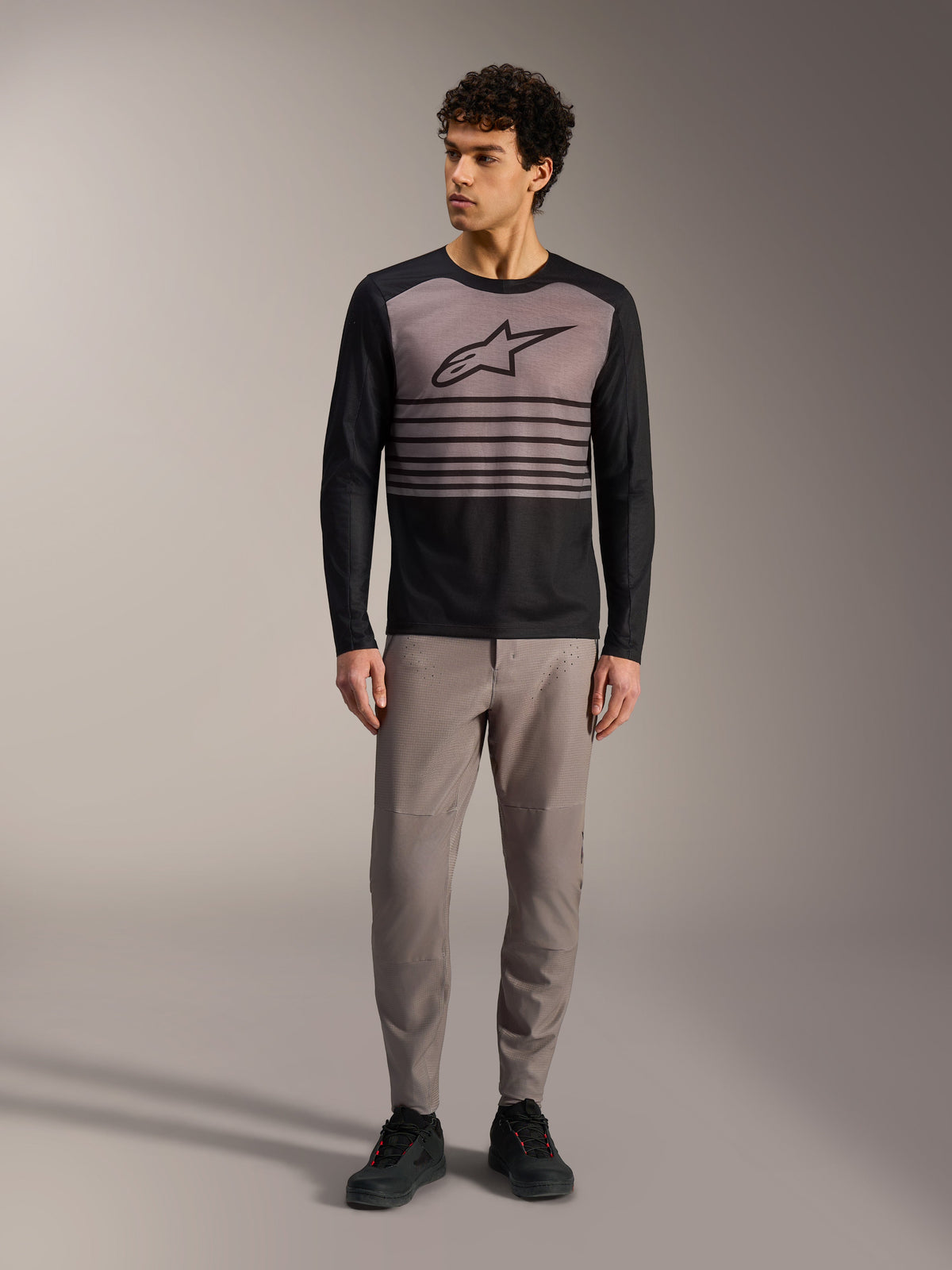 Alpinestars A-Dura Elite Jersey 2.0, langärmliges schwarz-graues MTB-Trikot mit Brustlogo und Streifendetails.