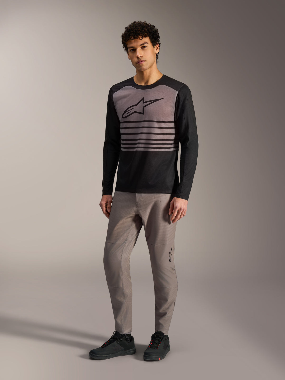 Alpinestars A-Dura Elite 2.0 Langarmtrikot, schwarz-graues Blockdesign mit Bruststreifen für MTB-Trails.