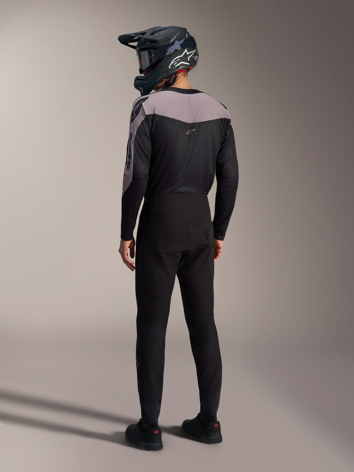 Alpinestars A-Supra Elite MTB-Kit in Schwarz und Grau, mit Performance-Trikot und passender Rennhose, Rückansicht.
