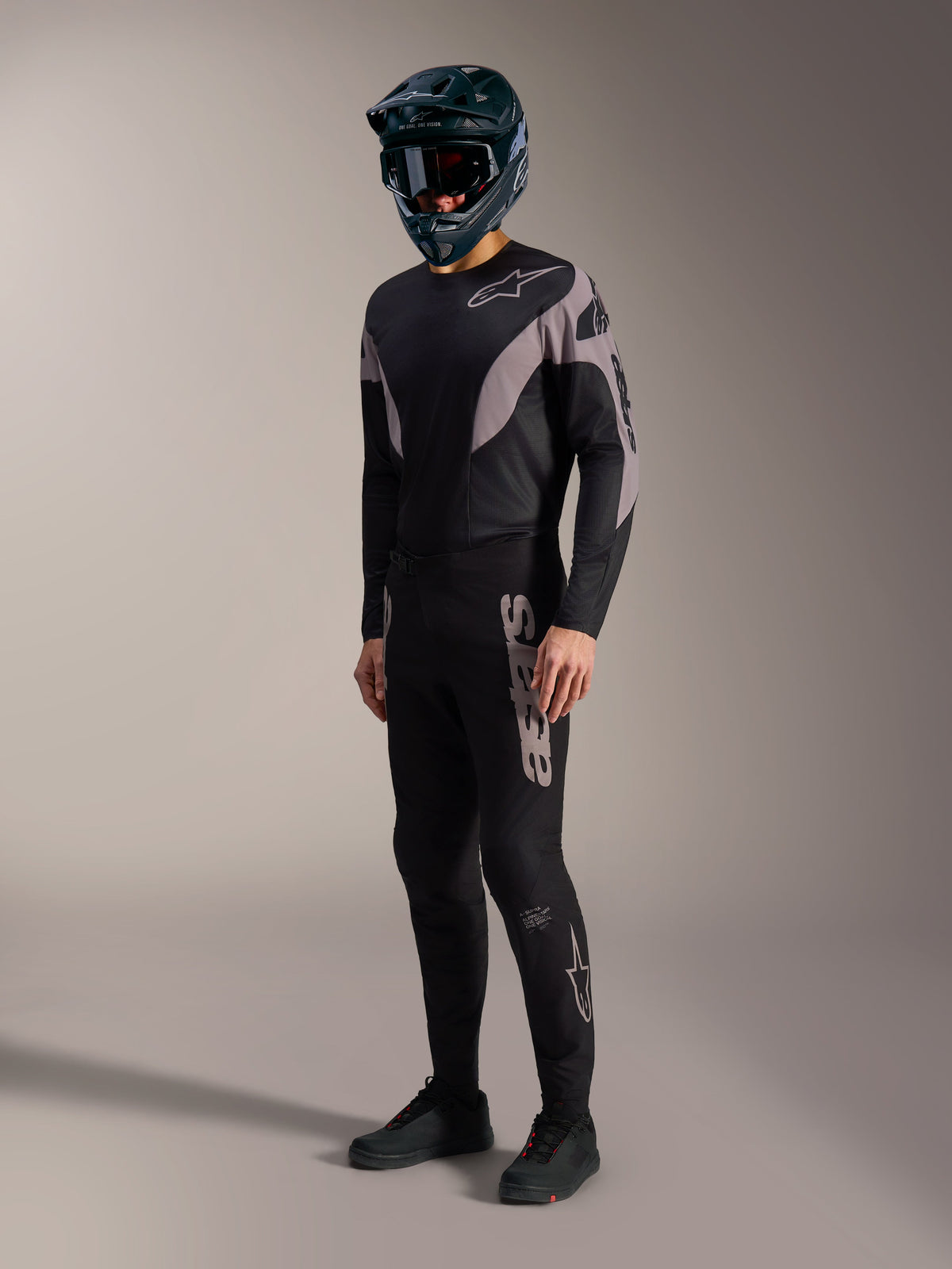 A-Supra Elite MTB-Set in Schwarz und Grau mit Performance-Stretchhose, Trikot und markantem Alpinestars-Branding.