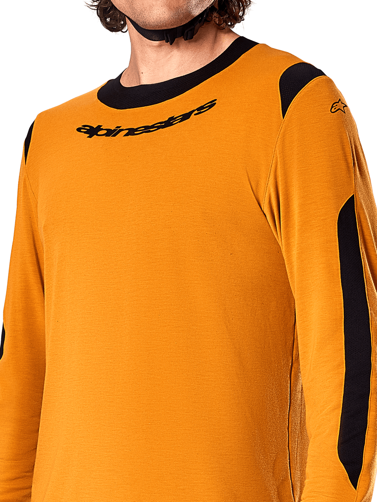 Alpinestars A-Dura Dri Wool Langarmtrikot, Dark Gold, Nahaufnahme des schwarzen Rundhalskragens mit Logo und schwarzen Mesh-Belüftungseinsätzen an den Schultern und Armen, Hochleistungs-Mountainbike-Bekleidung