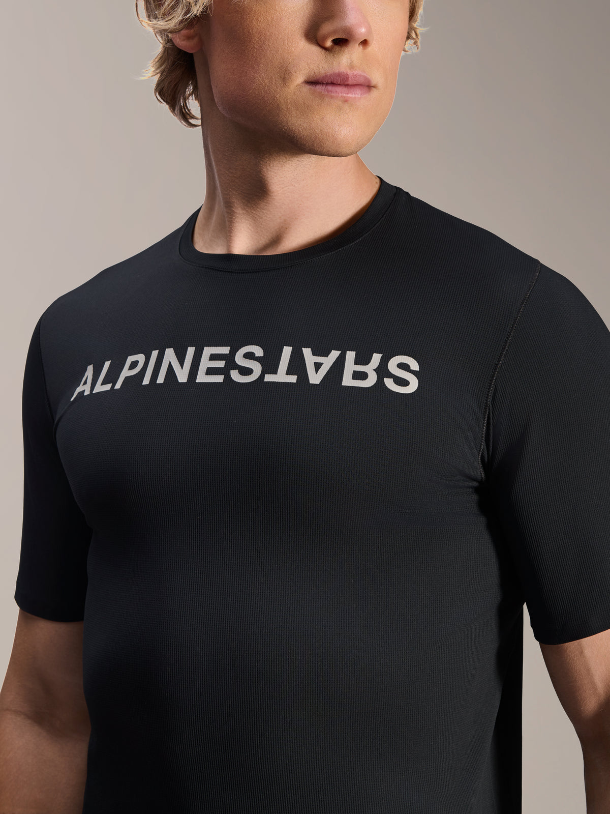 Alpinestars A-Aria Switch Kurzarmtrikot, Schwarz, mit weißem Alpinestars-Logo auf der Brust, Performance-Passform, atmungsaktive Herren-Radsportbekleidung