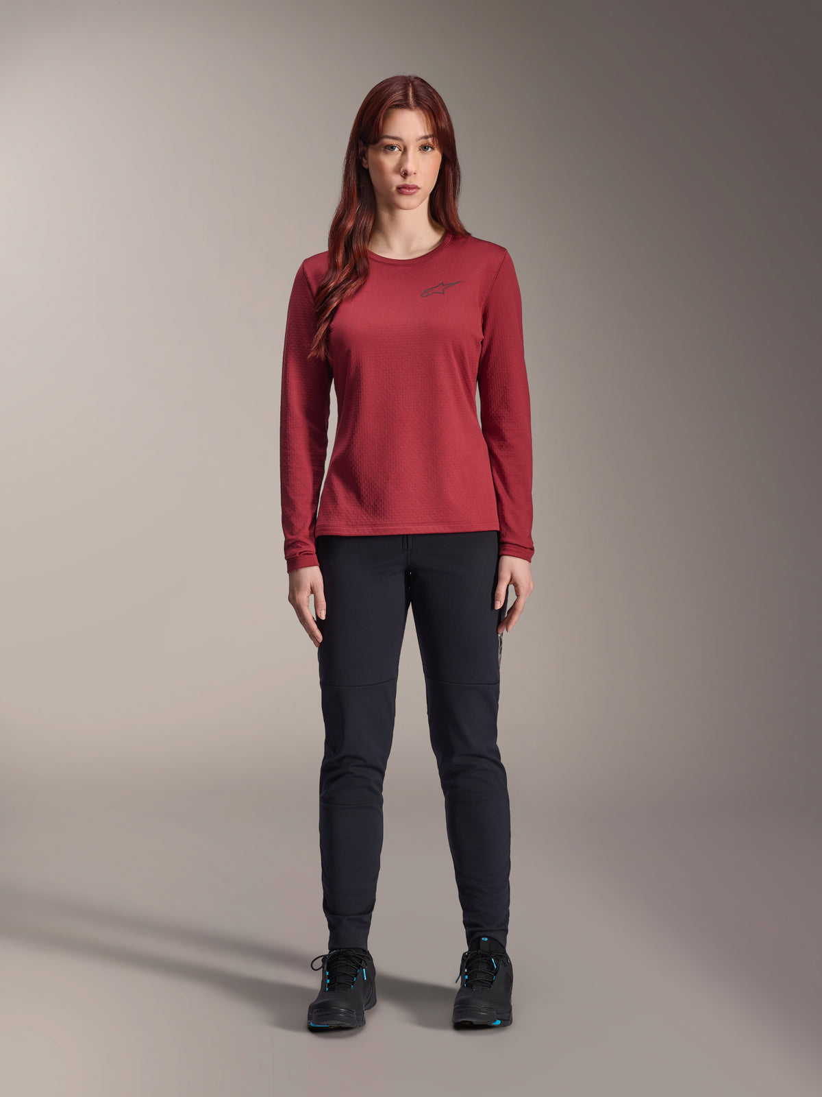 Alpinestars Stella A-Dura Thermal Pant, Damen-MTB-Hose, Schwarz, getragen mit einem kastanienbraunen langärmeligen Funktions-Jersey, eng anliegendes Thermo-Design für Radsport bei kaltem Wetter, strapazierfähige Außenschale mit gebürstetem Fleecefutter