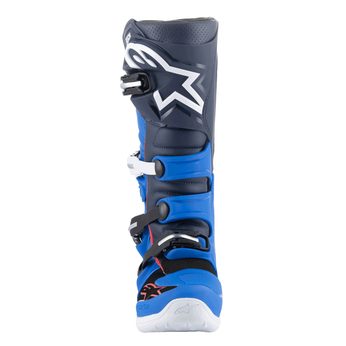 Alpinestars Tech 7 Stiefel, Motocross-Stiefel, Alpine Blue, Night Navy und Bright Red, Vorderansicht mit dunkelblauem Obermaterial, einem großen weißen Astars-Logo, hellblauen TPU-Schutzpaneelen und einem Schnallenverschlusssystem, Hochleistungsschuhwerk für den Offroad-Einsatz.