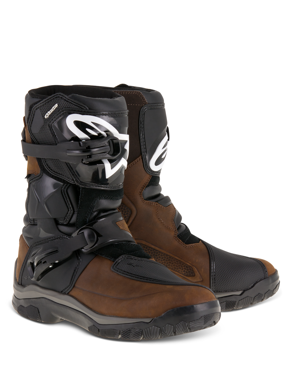 Alpinestars Belize Drystar® Stiefel, Adventure-Touring-Motorradstiefel, Geöltes Braun und Schwarz, mit halbhohem Design, zwei seitlichen Schnallen, schwarzer TPU-Schienbeinplatte mit weißem Alpinestars-Logo und robuster vulkanisierter Gummisohle.