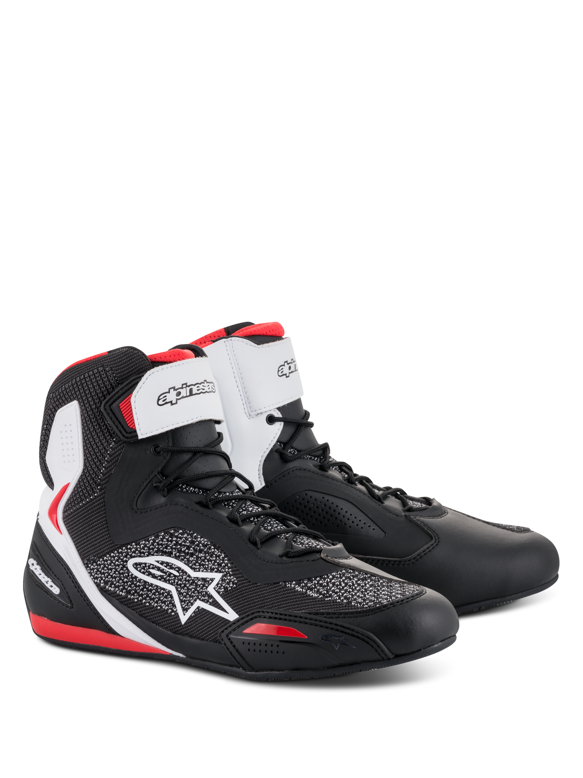 Alpinestars Faster-3 Rideknit® Schuhe, Motorrad-Fahrschuhe in Schwarz Weiß Rot, High-Top-Design mit Obermaterial aus Mikrofaser und Mesh-Strick, weißes Alpinestars-Branding auf dem Knöchelriemen und seitlichem Logo, rote Akzente an der Ferse und im Zehenbereich, sportlicher Road-Racing-Stil.