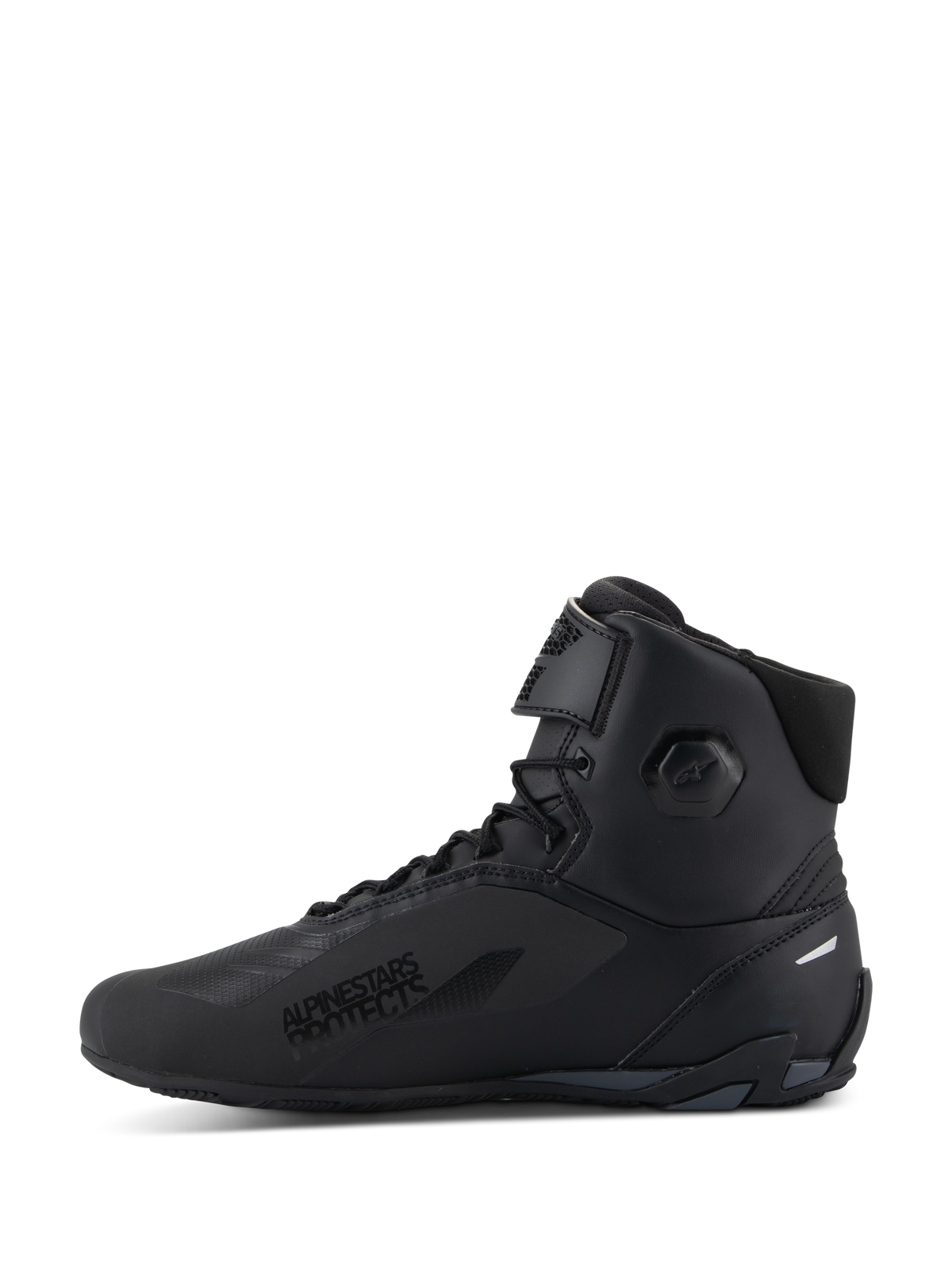 Alpinestars Faster-4 Schuhe, Motorrad-Fahrschuhe, Schwarz, Seitenansicht, High-Top-Design mit Schnürverschluss und verstellbarem Riemen oben, „Alpinestars Protects“-Schriftzug auf der Außenseite, elegantes Mikrofaser-Obermaterial mit integrierten Schutzzonen