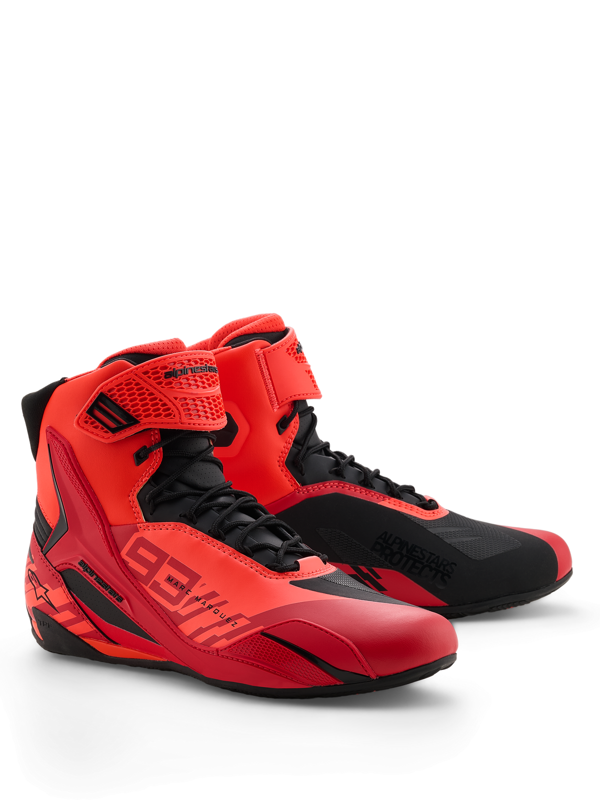 Alpinestars MM93 Faster-4 Schuhe, Motorradschuhe, Red Fluo, Bright Red und Schwarz, Perspektive vorne rechts, mit Marc Marquez 93-Branding, traditioneller Schnürverschluss mit Klettverschlussriemen, sportliches Design mit schützenden TPU-Akzenten und leichter Mikrofaser-Konstruktion.