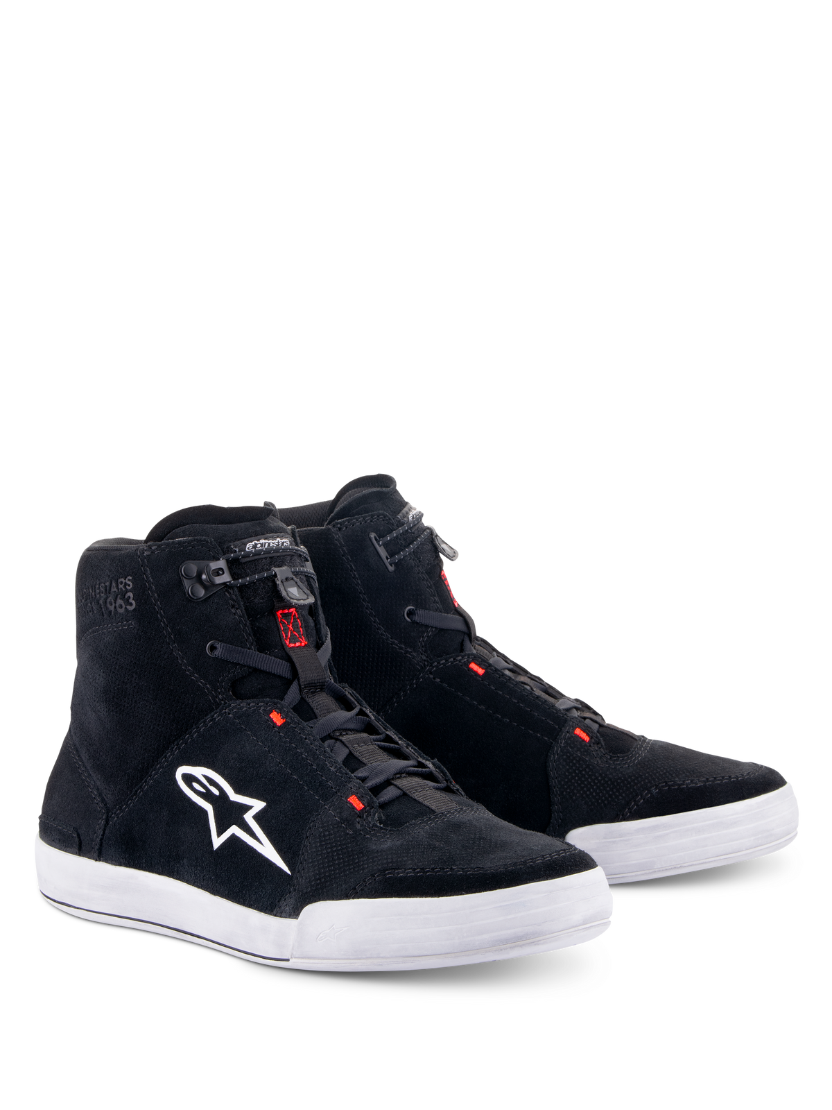 Alpinestars Chrome Schuhe, Motorradschuhe, Schwarz und Cool Gray mit Red Fluo Akzenten, High-Top-Silhouette, Obermaterial aus Spaltwildleder mit weißer Gummisohle, weißem seitlichem Logo und elastischem Schnellverschluss, lässiger urbaner Streetwear-Stil
