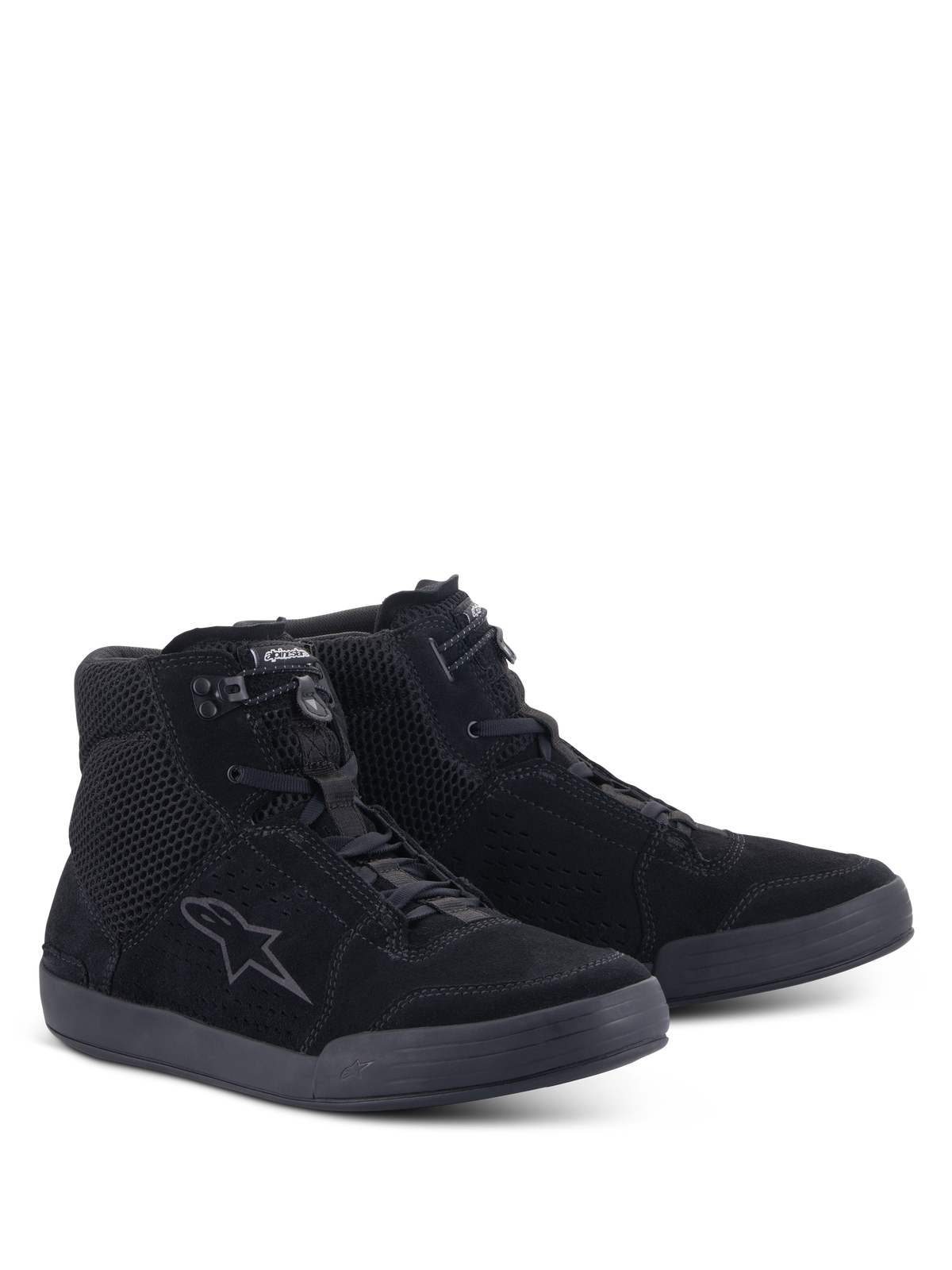 Alpinestars Chrome Air Schuh, Motorradschuhe, Schwarz Schwarz, Dreiviertelansicht von vorne, Obermaterial aus Spaltleder und Mesh mit Alpinestars-Logo an der Seite, urbanes High-Top-Sneaker-Design für den Straßeneinsatz