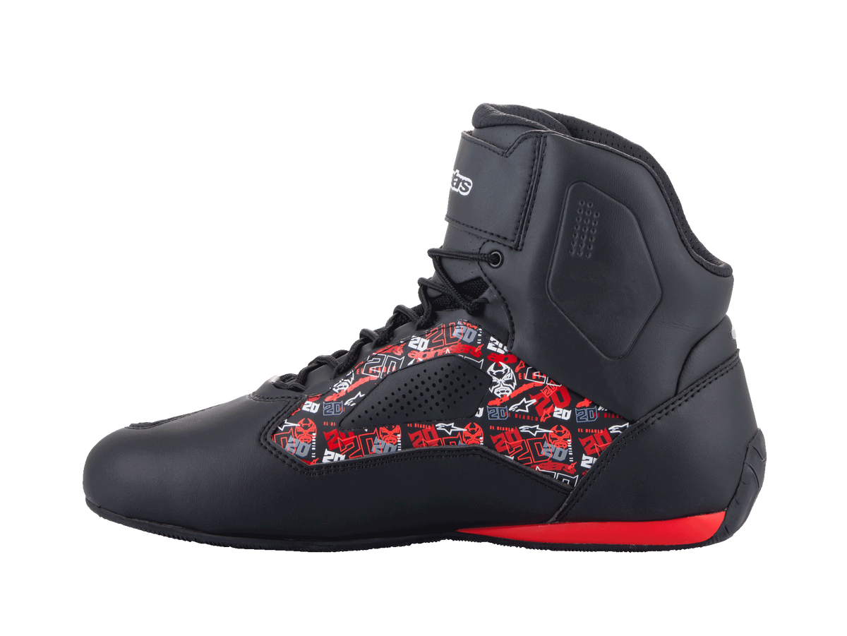 Alpinestars FQ20 Faster-3 Rideknit® Schuhe, Motorradschuhe, schwarz mit rot-weißen Fabio Quartararo-Grafiken, High-Top-Design mit Schnürsenkeln und Knöchelriemen, rotes Fersendetail, Seitenansicht