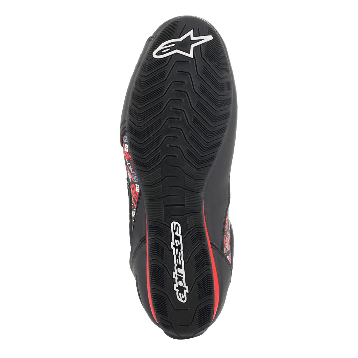Alpinestars FQ20 Faster-3 Rideknit® Schuhe, Unteransicht der strukturierten Gummisohle, Schwarz mit weißen Alpinestars-Logos und roten Akzenten, entwickelt für Grip und Stabilität auf Motorrad-Bedienelementen