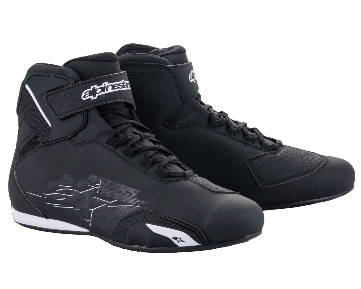 Alpinestars Sektor Schuhe, Motorradschuhe, Schwarz und Weiß, mit Schnellschnürsystem und Knöchel-Klettverschluss, schlankes Mikrofaser-Obermaterial mit schützenden Verstärkungen, Performance-Fußbekleidung für Straßenfahrten