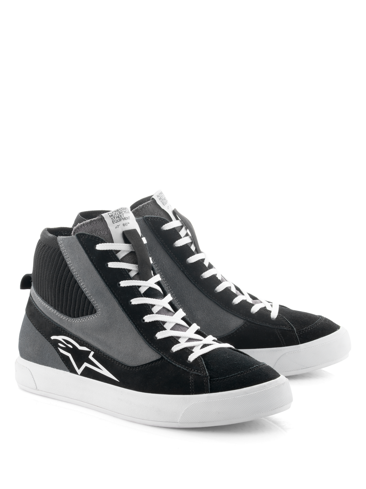Alpinestars Stated Schuhe, Motorradschuhe, Schwarz, Grau und Weiß, retro-skate-inspiriertes High-Top-Design mit weißen Schnürsenkeln und vulkanisierter Gummisohle, mit dem Alpinestars-Logo an der Seite und einer Mischung aus Wildleder- und Canvas-Materialien.