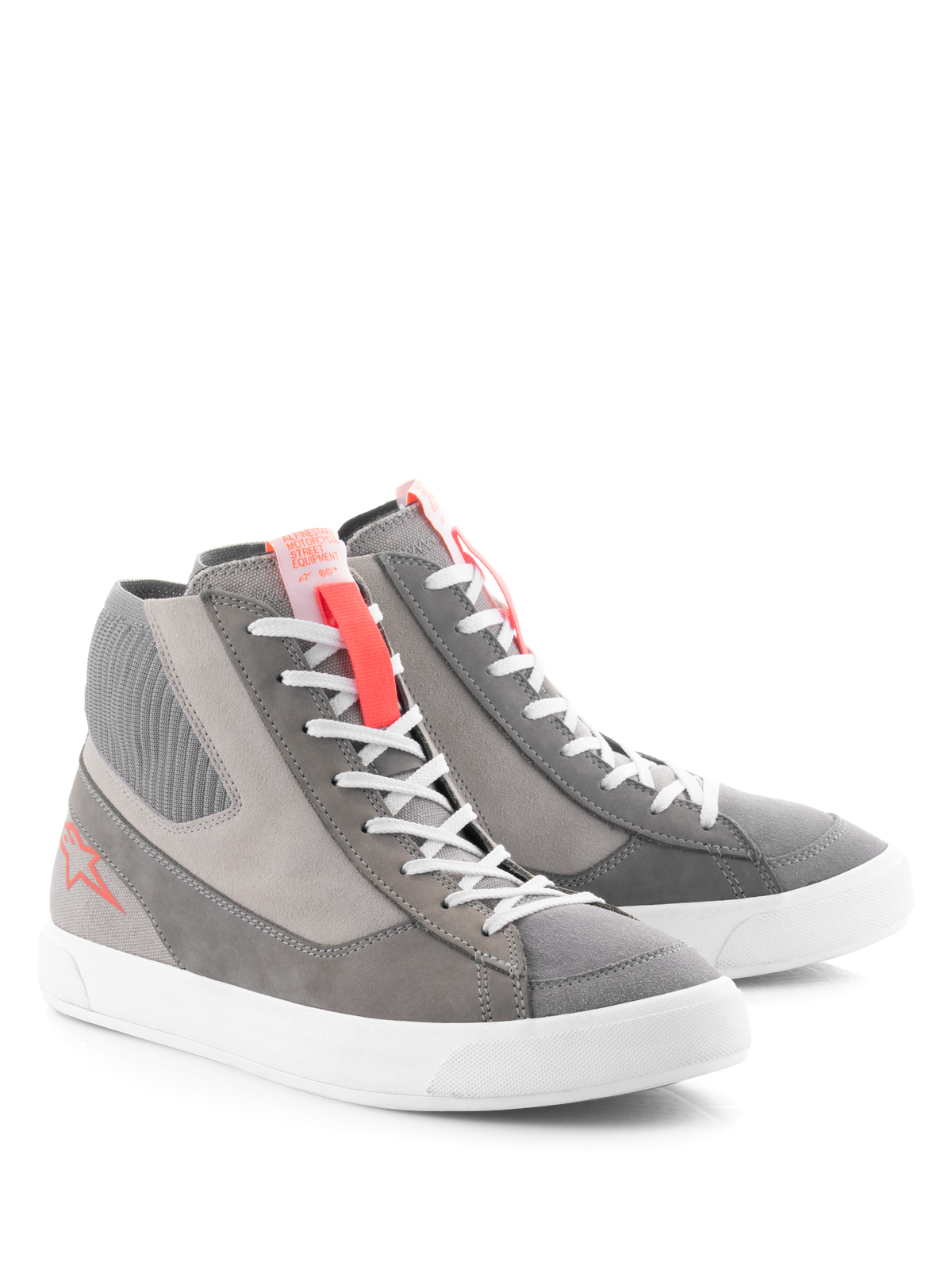 Alpinestars Stated Schuhe, Urbane Motorradschuhe, Hellgrau, Fluo-Rot, Weiß, Retro-Street-Sneaker-Design mit weißer vulkanisierter Sohle, Wildleder- und Canvas-Einsätzen sowie fluo-roten Akzenten an der Zunge und dem seitlichen Logo