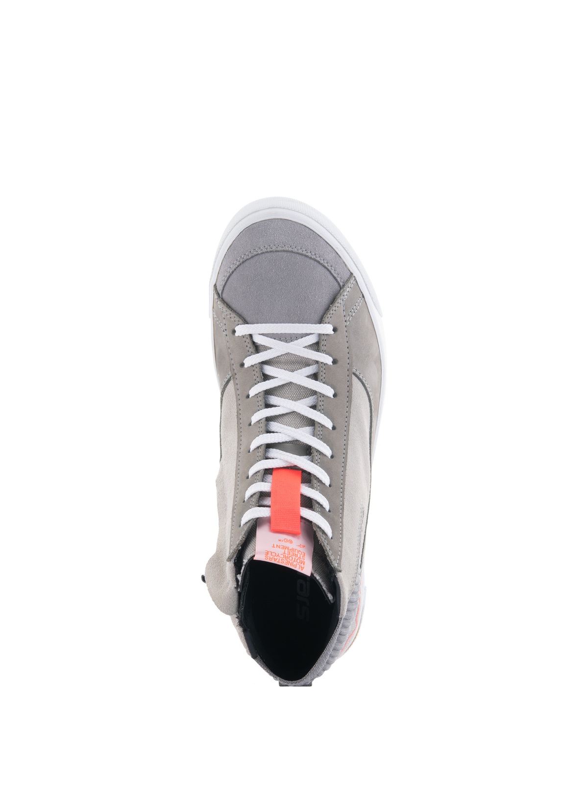 Alpinestars Stated Schuhe, hellgraue Motorrad-Sneaker, Ansicht von oben mit weißen Schnürsenkeln und einer leuchtend roten fluoreszierenden Zuglasche, urbaner Street-Style aus Wildleder- und Nubukmaterialien, weißer vulkanisierter Sohlenrand