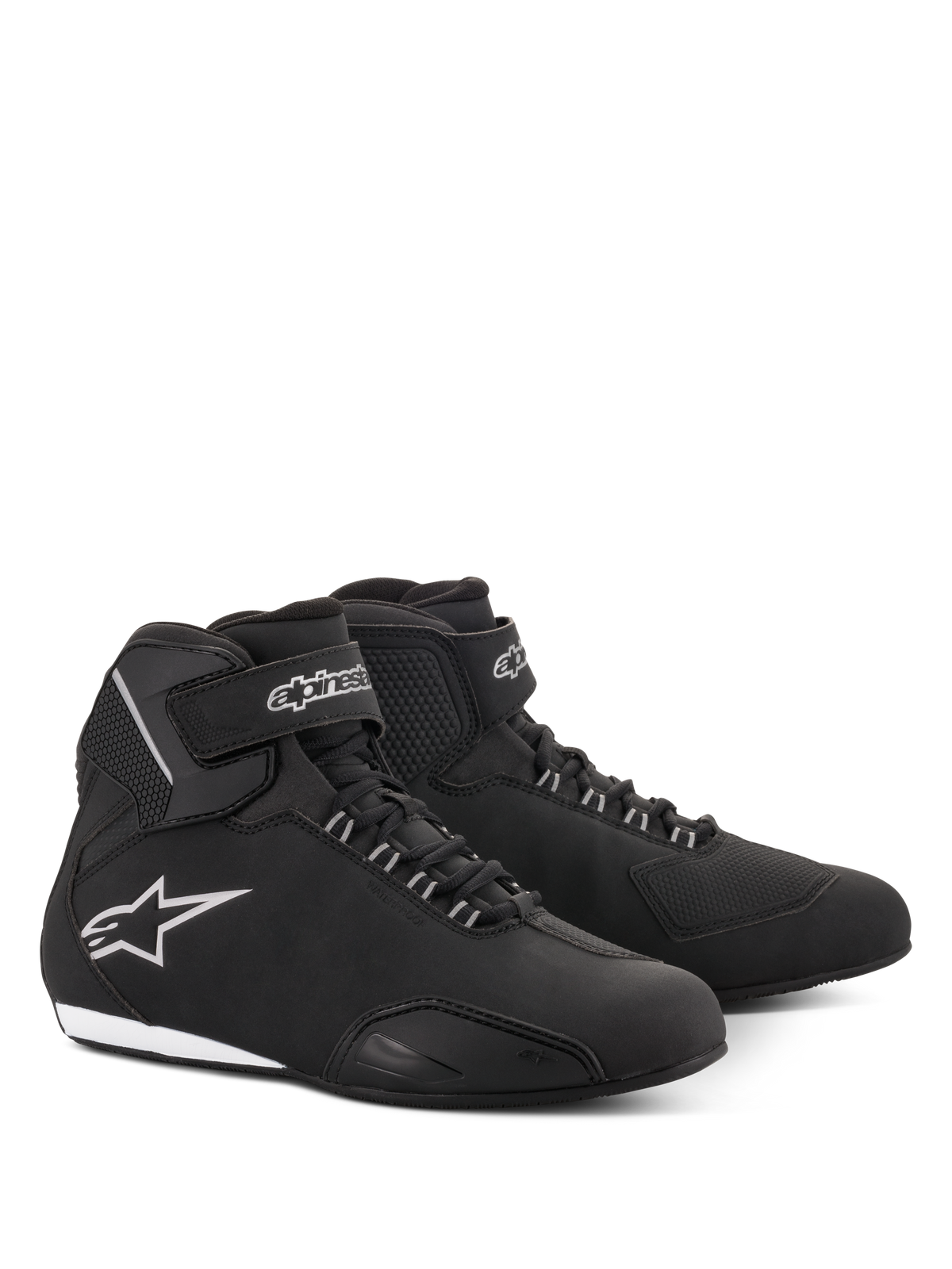 Alpinestars Stella Sektor Wasserdichte Damenschuhe, Motorradschuhe, Schwarz und Silber, schlankes Mikrofaser-Obermaterial mit Schnürverschluss und Klettverschluss am Knöchel, mit einem silbernen Alpinestars Stern-Logo an der Seite und einer schmalen Gummisohle.