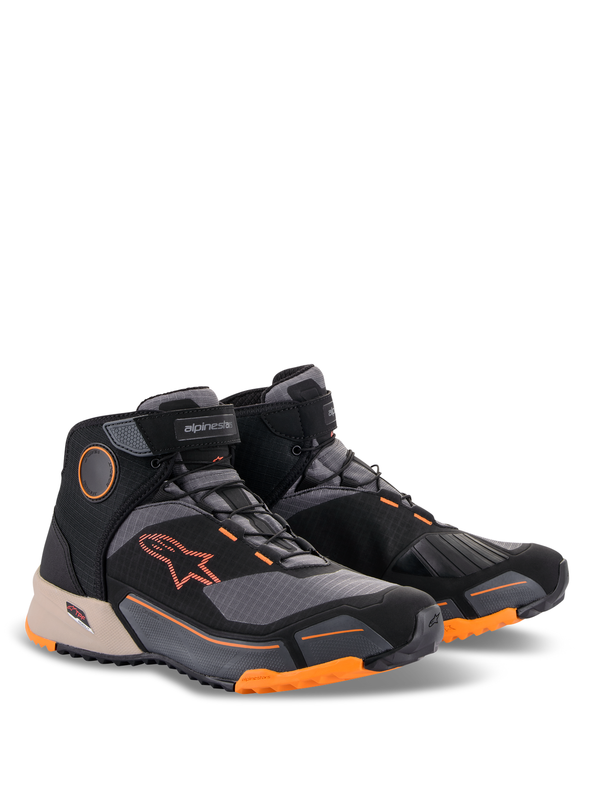 Alpinestars CR-X Drystar® Motorradschuhe, Schwarz, Hellbraun und Orange, Motorradschuhe im Laufschuh-Design, mit orangefarbenen Logos und Akzenten auf der Sohle, hellbraunem Fersendetail und dunkelgrauen Einsätzen, sportliche Allwetter-Fahrschuhe.