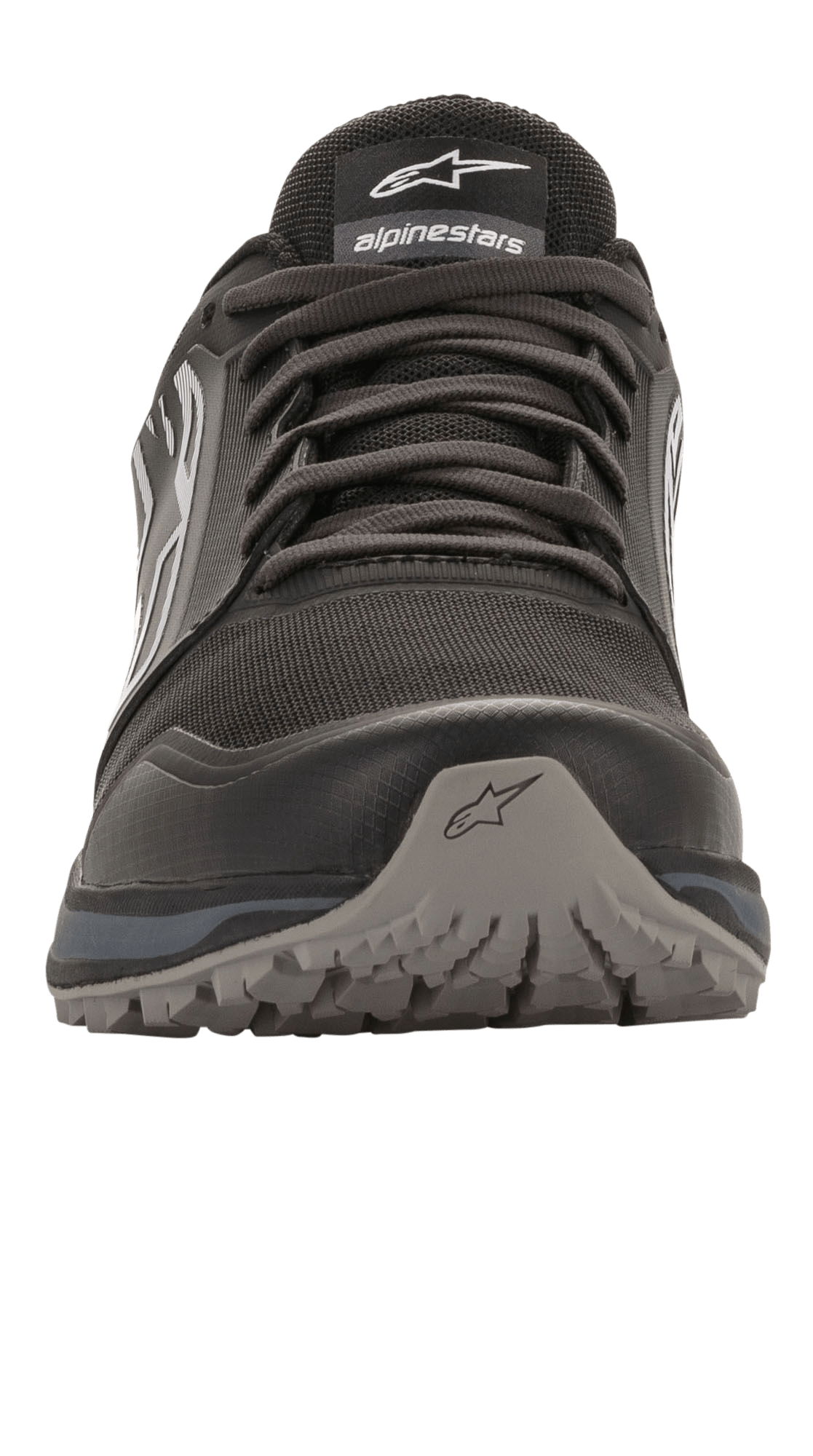 Alpinestars Meta Trail Schuhe, Performance-Laufschuh, Schwarz und Dunkelgrau, Frontansicht, strapazierfähige Zehenkappe mit Stern-Logo, Mesh-Konstruktion mit Schnürsenkeln, robuste, ölbeständige Gummiaußensohle