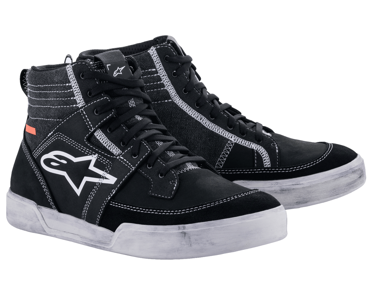 Alpinestars Ageless Riding Schuhe, Urbane Motorradschuhe, Schwarz mit weißen Kontrastnähten und Sohlen, High-Top-Sneaker-Silhouette mit großem weißem Stern-Logo an der Seite, lässige Schutzausrüstung für die Straße