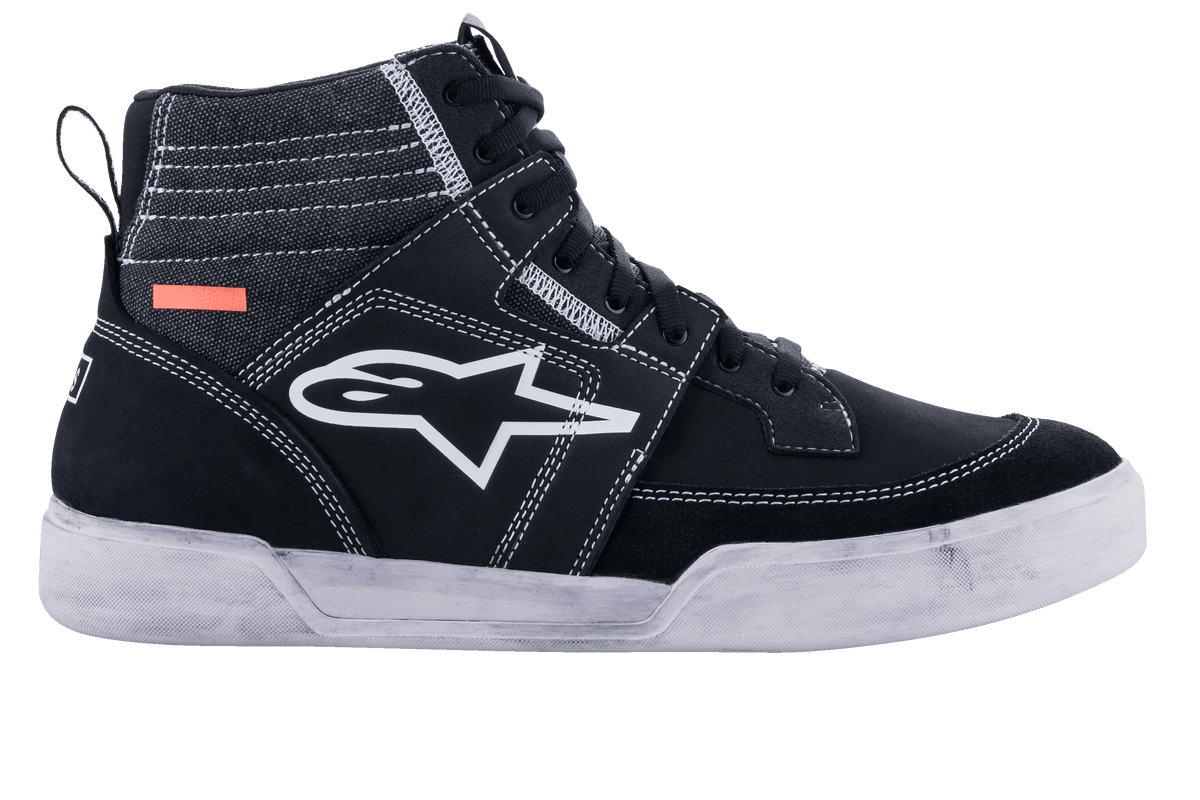 Alpinestars Ageless Riding Shoes, urbane Motorradschuhe, Schwarz und Weiß, High-Top-Sneaker-Silhouette mit Wildleder- und Canvas-Einsätzen, weiße Kontrastnähte, weißes A-Star-Logo an der Seite und eine weiße Gummisohle
