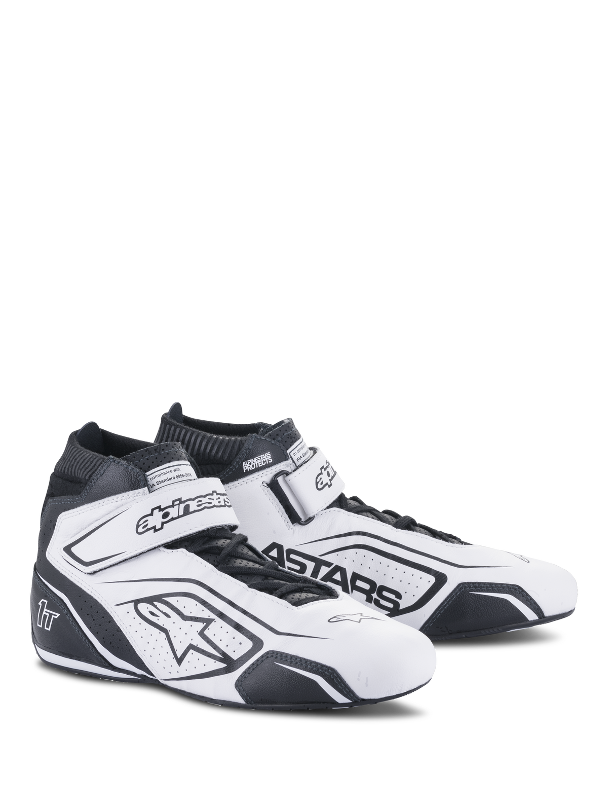 Alpinestars Tech-1 T V3 Schuhe FIA, Rennschuhe in Weiß und Schwarz, professionelles Motorsport-Schuhwerk, FIA-zertifiziert, High-Top-Lederdesign mit perforierter Belüftung, Klettverschluss am Knöchel und markantes schwarzes Astars-Branding.