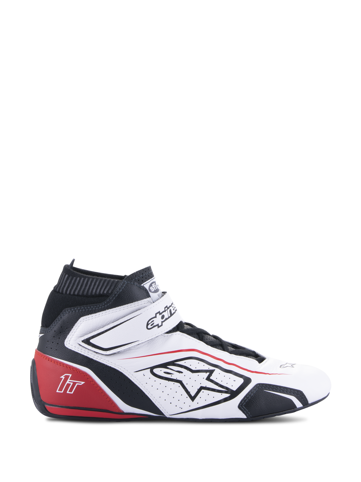 Alpinestars Tech-1 T V3 Schuhe FIA, Auto-Rennschuhe, Weiß Schwarz und Rot, Seitenprofil, hochgeschnittenes Lederdesign mit perforierten Paneelen, roter Fersenbereich mit 1T-Logo, schwarze elastische Knöchelmanschette, verstellbarer Riemenverschluss, professionelles Motorsport-Schuhwerk