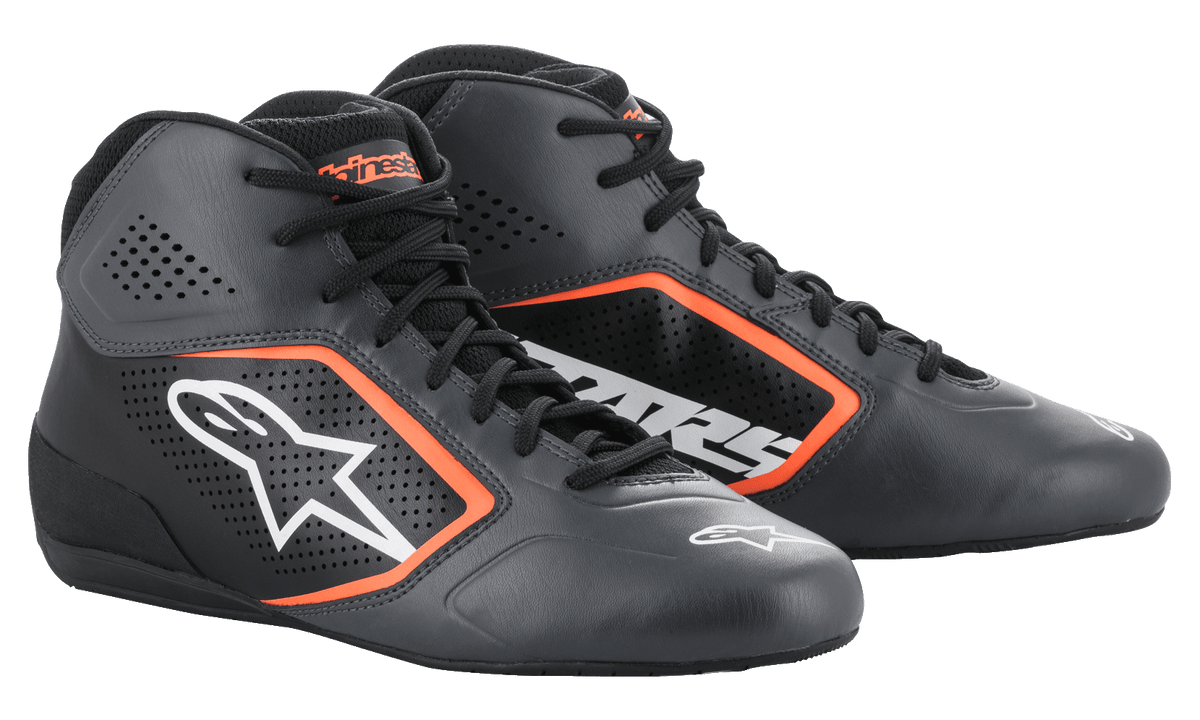 Alpinestars Tech-1 K Start V2 Schuhe, Karting-Schuhe, Asphalt-Schwarz und Orange Fluo, mit perforiertem Mikrofaser-Obermaterial und leuchtend orangefarbenen Akzenten, weißes Astar-Logo an der Seite, schlankes, flaches Rennsport-Design