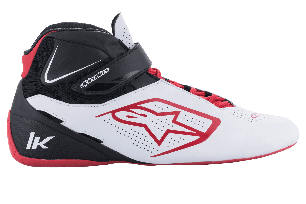 Alpinestars Tech-1 K V2 Schuhe, Kart-Schuhe, Weiß, Schwarz und Rot, Profilansicht mit perforierten weißen Einsätzen, rotem Stern-Logo, schwarzem Klettverschluss am Knöchel und roten Schnürsenkeln, spezialisiertes Motorsport-Schuhwerk