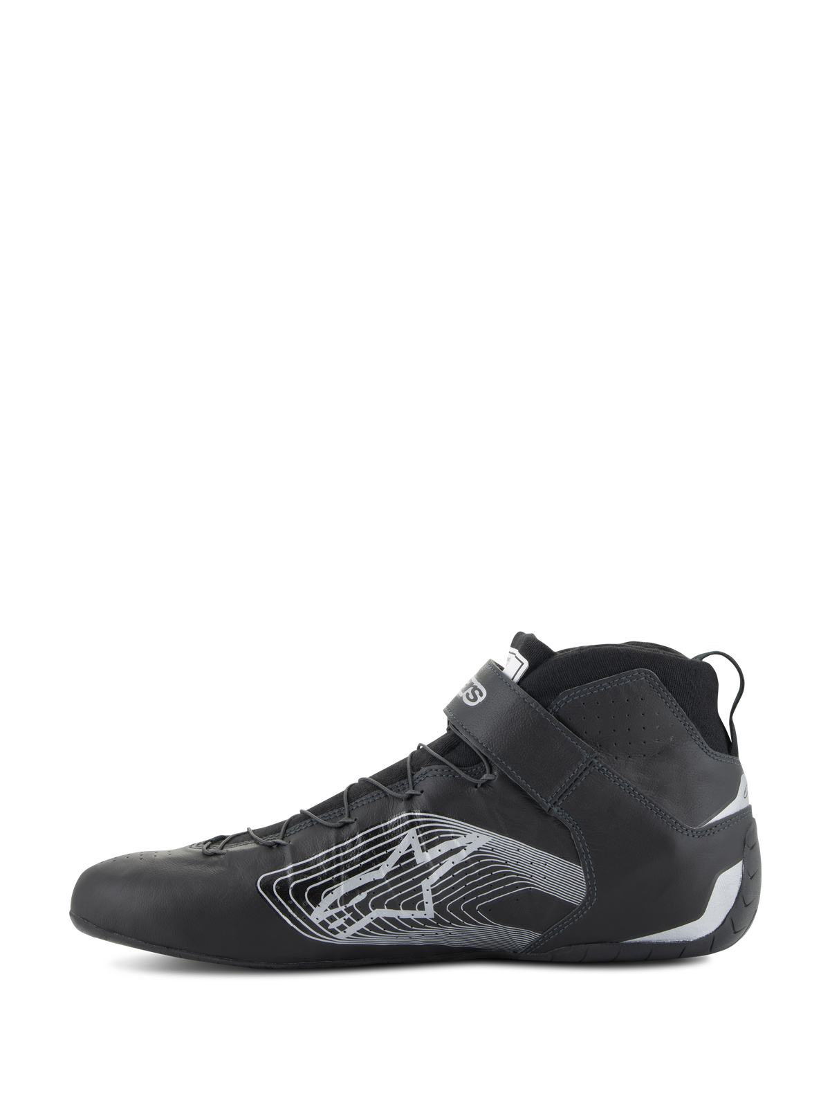Alpinestars Tech-1 Z V3 Schuhe FIA, Autorennstiefel, Schwarz und Silber, Seitenansicht, Obermaterial aus hochwertigem Rindsleder mit einem großen silbernen stilisierten Stern-Logo, Klettverschluss am Knöchel und schlankes High-Top-Design für professionelle Motorsportleistung.