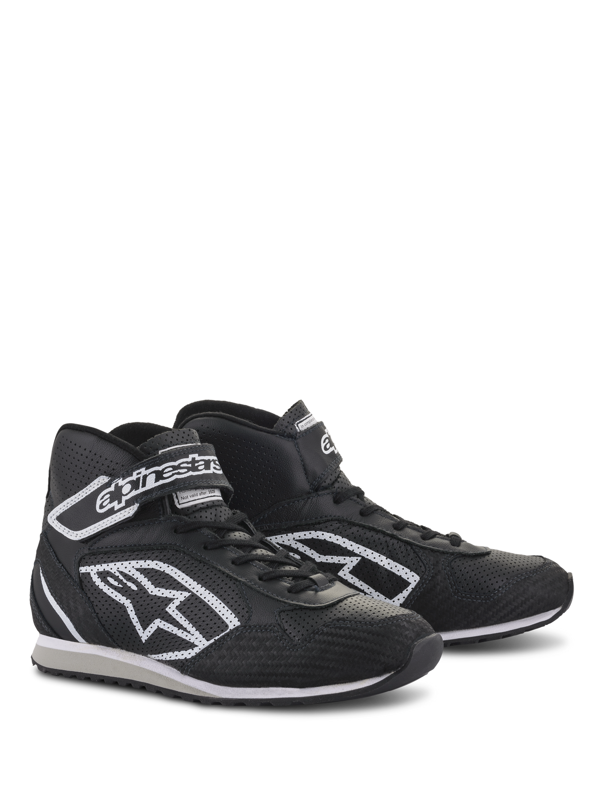 Alpinestars Radar Schuhe, professionelles Schuhwerk für Boxencrews, Schwarz und Weiß, Lederkonstruktion mit perforierten Kühlzonen, weißes Astars-Logo an der Seite und verstellbarer Knöchelriemen mit Branding, strapazierfähige Gummisohle für die Werkstatt