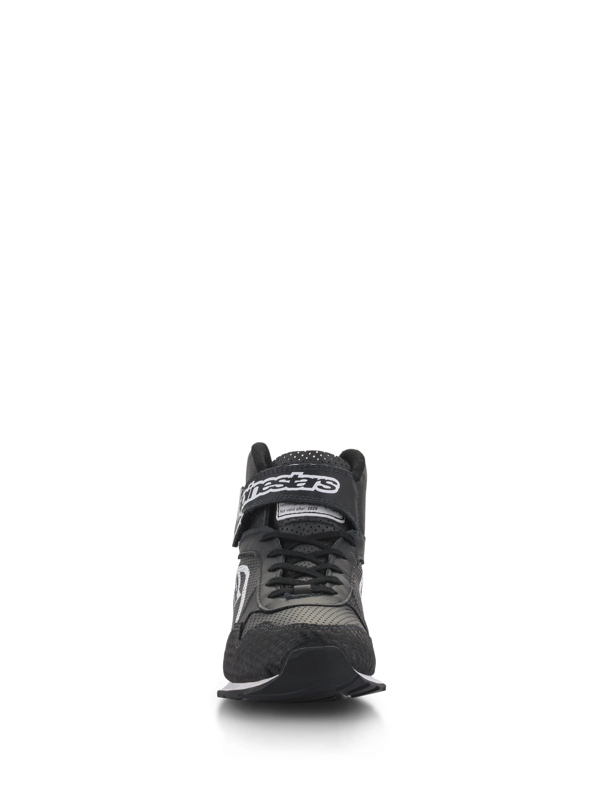 Alpinestars Radar Schuhe, Boxencrew-Schuhe für den Automobilrennsport, Schwarz und Weiß, Vorderansicht mit schwarzen Schnürsenkeln und einem Klettverschluss-Knöchelriemen mit weißem Branding, perforiertes Leder-Obermaterial mit verstärkter Zehenpartie, professionelles Schuhwerk für Boxencrews