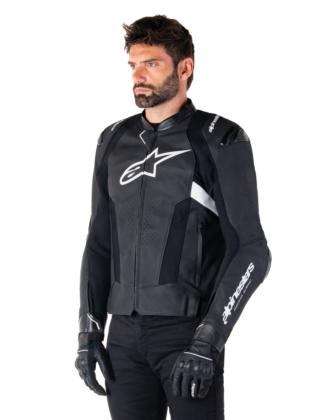 Alpinestars Missile V3 Lederjacke, Schwarz und Weiß, getragen von einem Mann mit schwarzen Motorradhandschuhen, mit einem markanten weißen Alpinestars-Logo auf der Brust, externen Schulter-Slidern und perforierten Einsätzen für einen rennsportinspirierten Look.