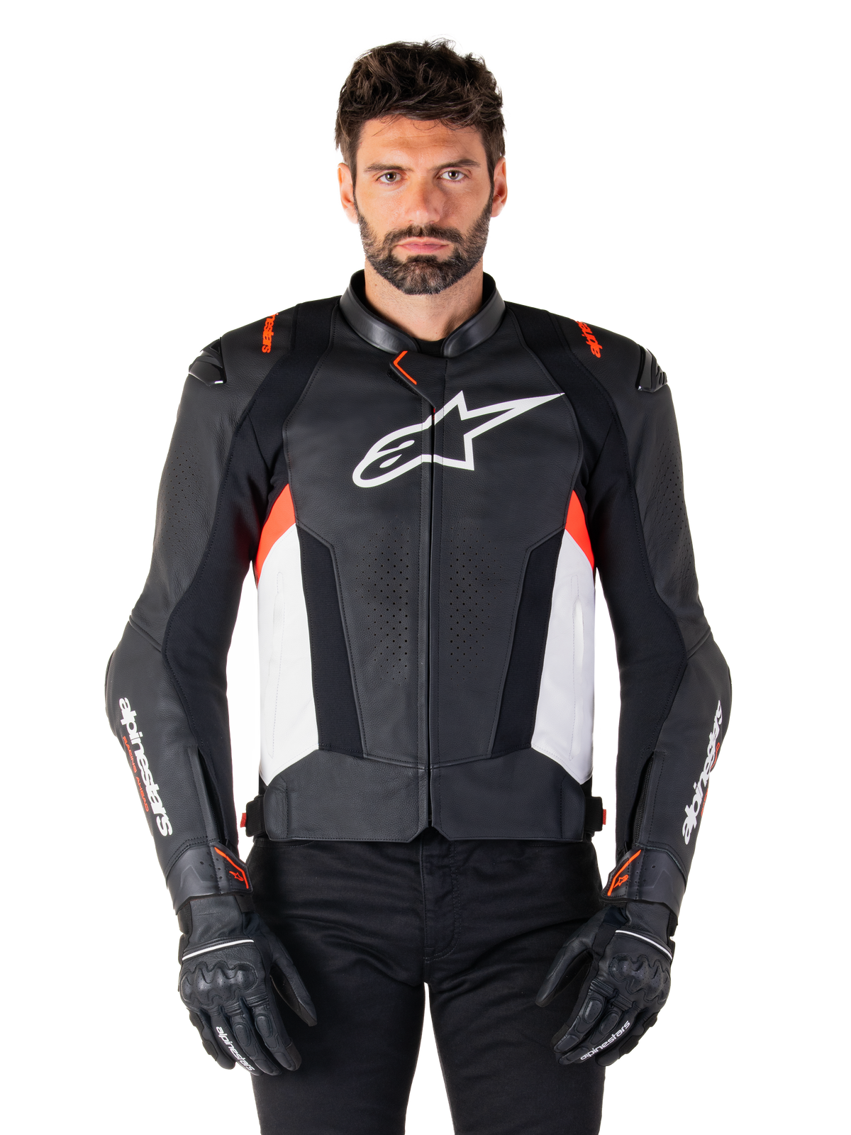 Alpinestars Missile V3 Lederjacke, Schwarz, Weiß und Rot Fluo, Premium-Rennsportjacke aus Rindsleder, mit weißem Brust-Logo und Alpinestars-Branding auf den Ärmeln, getragen mit schwarzen Motorradhandschuhen und einer schwarzen Hose