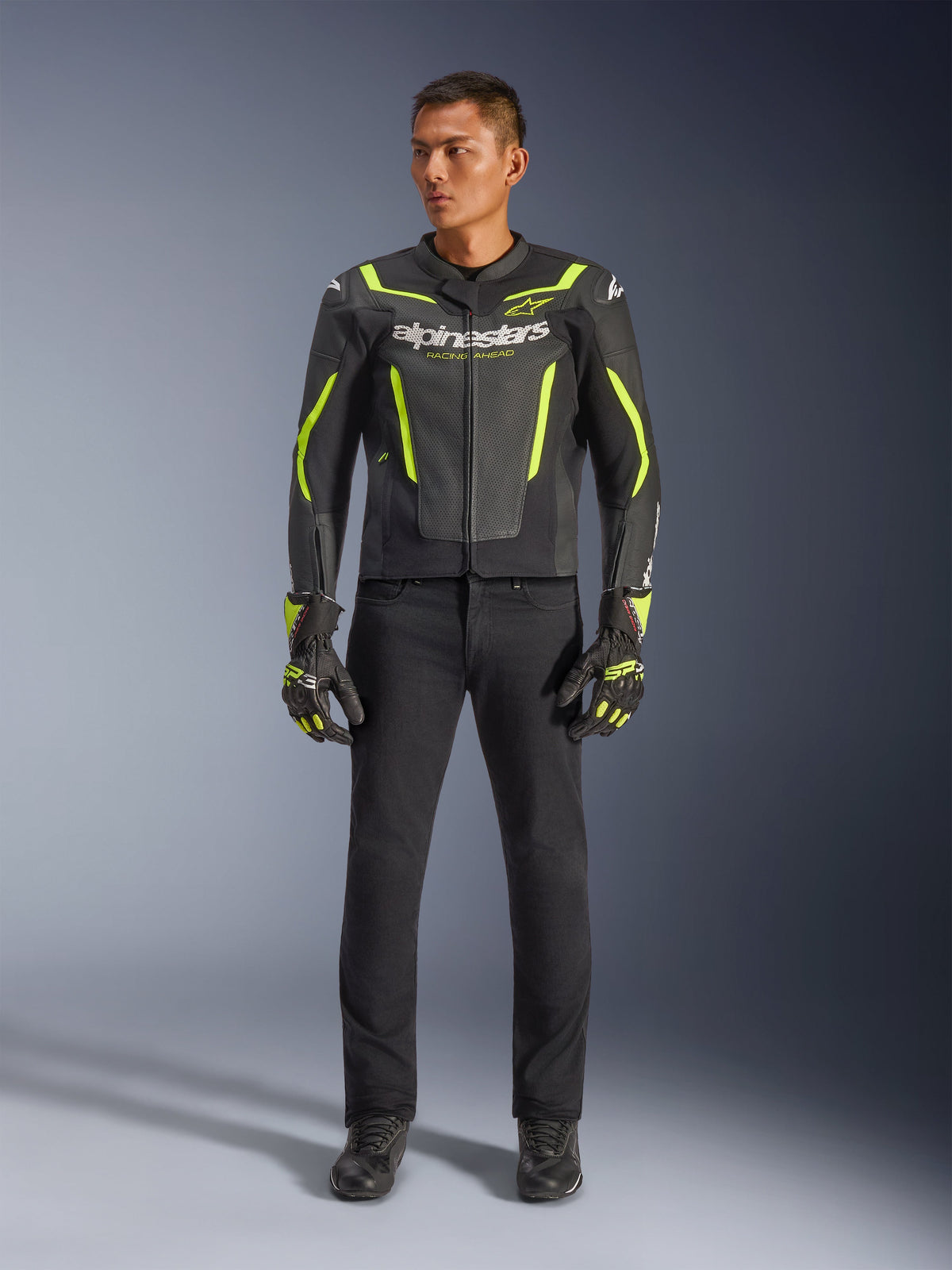 Alpinestars GP Force V2 Air Lederjacke, Schwarz und Gelb Fluo, perforierte Leder-Sportjacke mit auffälligen gelben Akzenten und Alpinestars-Branding, getragen mit schwarzer Hose und passenden Motorradhandschuhen