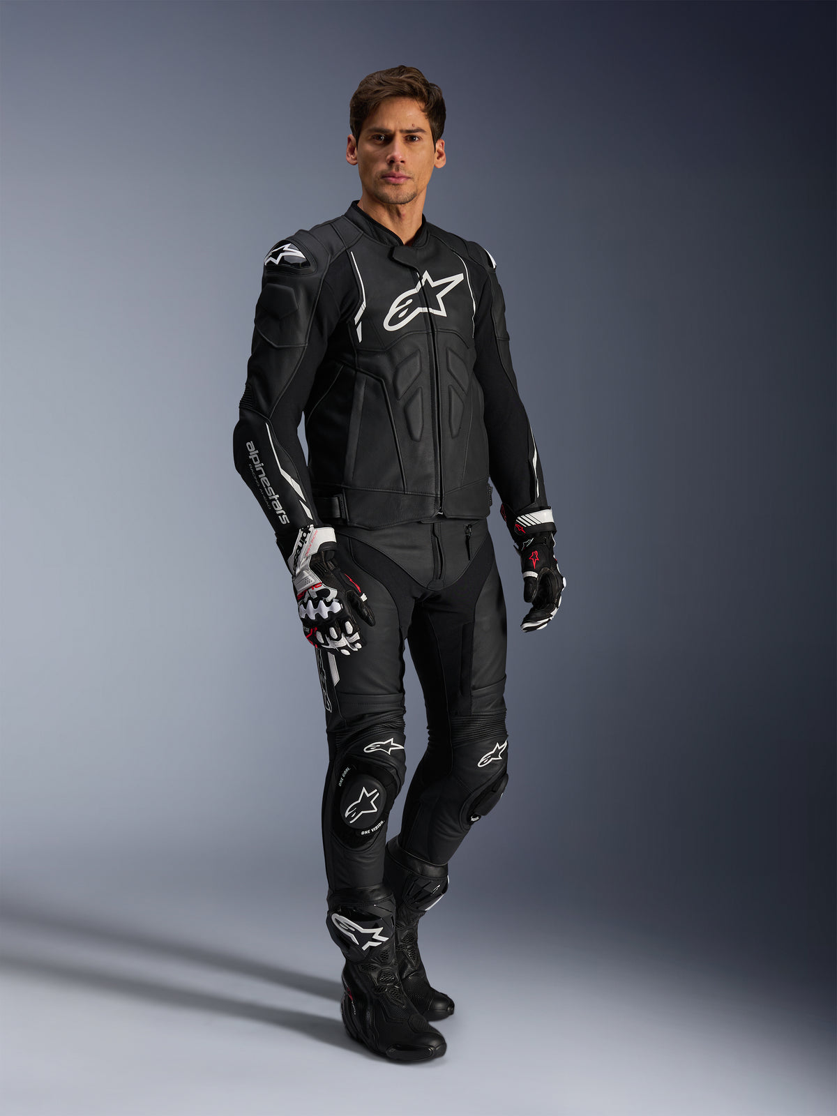 Alpinestars Dusk Lederjacke, Herren-Motorradjacke aus Rindsleder in Schwarz und Weiß mit CE-Schutz, sportliches Design.