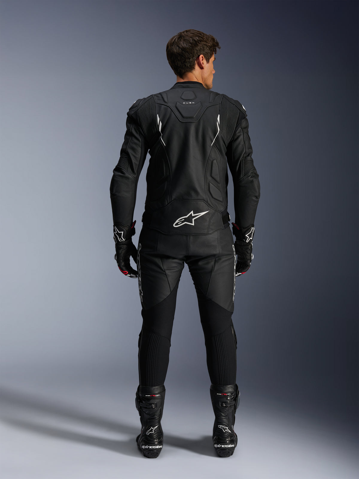 Alpinestars Dusk Lederjacke und Missile V3 Lederhose, Motorrad-Lederkombi für Herren, Schwarz und Weiß, Rückansicht.