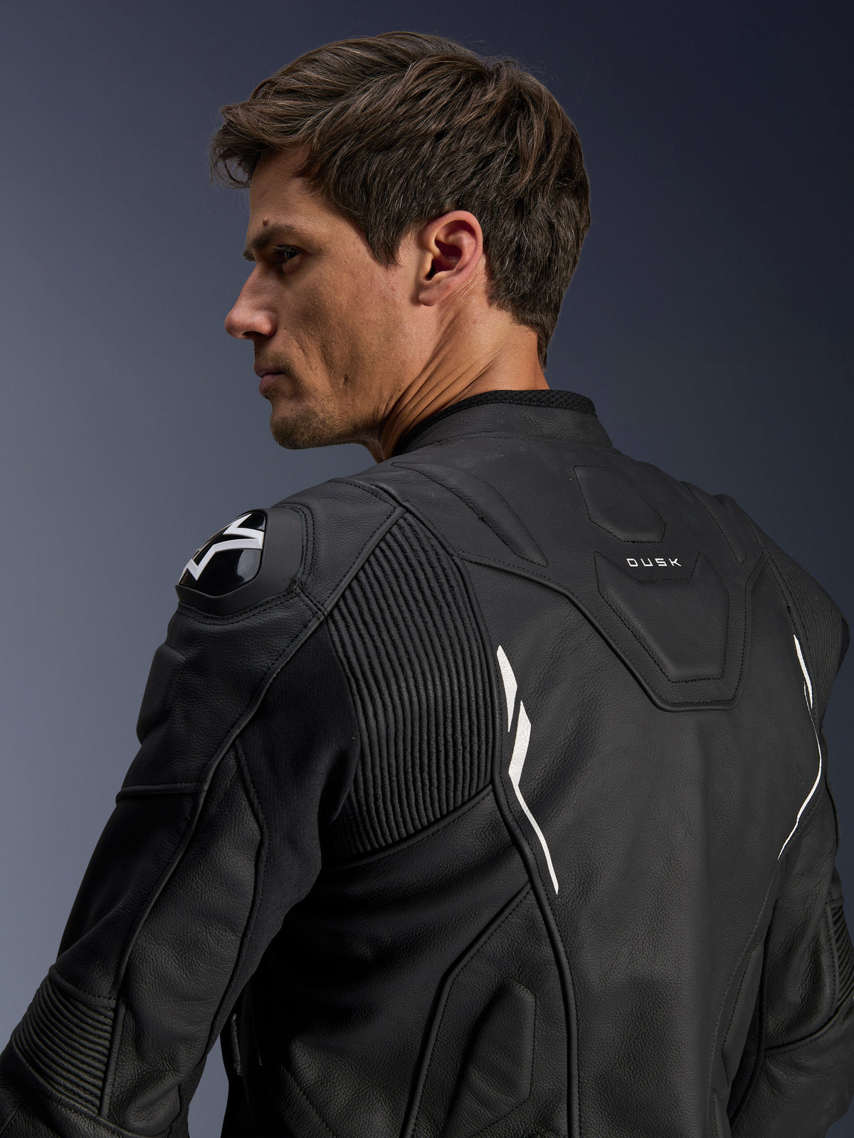 Alpinestars Dusk Lederjacke, Herren-Motorradjacke, Schwarz und Weiß, Rindsleder, DFS-Schulterprotektoren, Rückansicht.