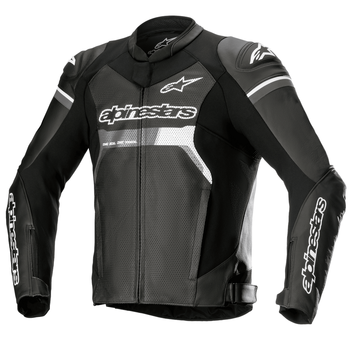 Alpinestars GP Force Airflow Lederjacke, Schwarz mit weißen und grauen Akzenten, Motorrad-Rennjacke, vollständig perforierte Lederbrust und -rücken zur Belüftung, externe DFS Lite Schulterslider, weißes Alpinestars-Logo auf Brust und Ärmeln, sportliches Design für den Straßeneinsatz