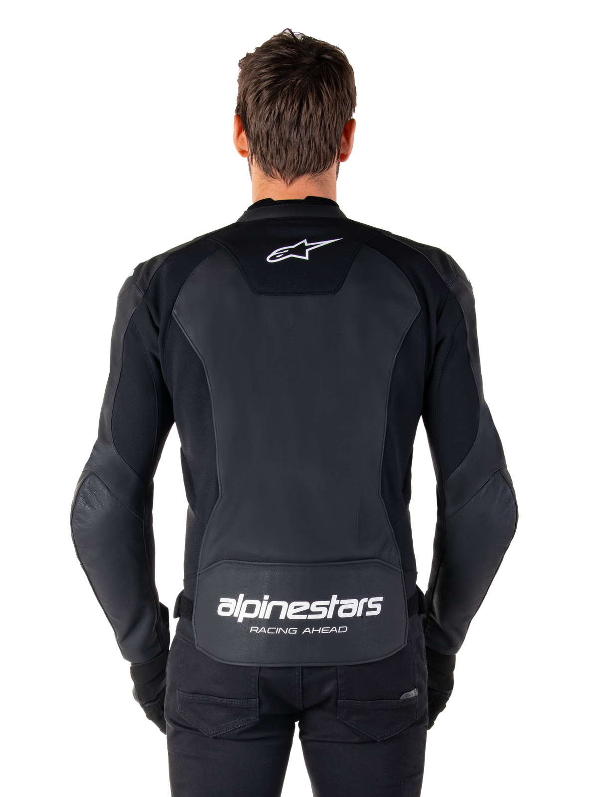 Alpinestars Faster V3 Lederjacke, Sport-Motorradjacke, Schwarz mit weißem Branding, Rückansicht von einem Model getragen, mit dem Alpinestars-Logo auf dem oberen Rücken und dem Schriftzug „RACING AHEAD“ auf dem unteren Rücken, hochwertige Lederkonstruktion mit ergonomischen Stretch-Einsätzen.