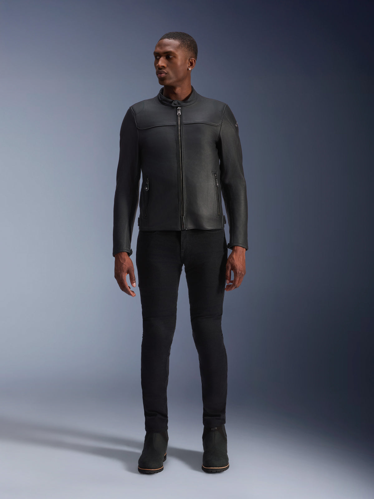 Alpinestars Blacktrack Lederjacke, schwarze Urban-Motorradjacke für Herren aus Premium-Rindsleder, am Model fotografiert.