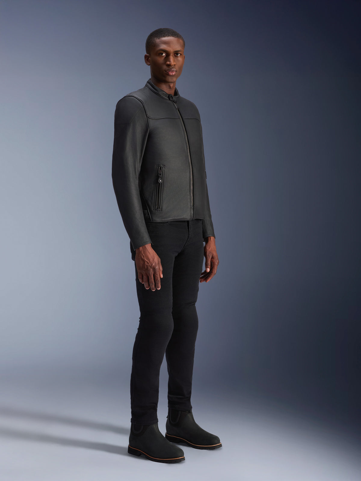 Alpinestars Blacktrack Lederjacke, urbane Herren-Motorradjacke, Schwarz, Rindsleder, Gunmetal-Reißverschlüsse, am Model.
