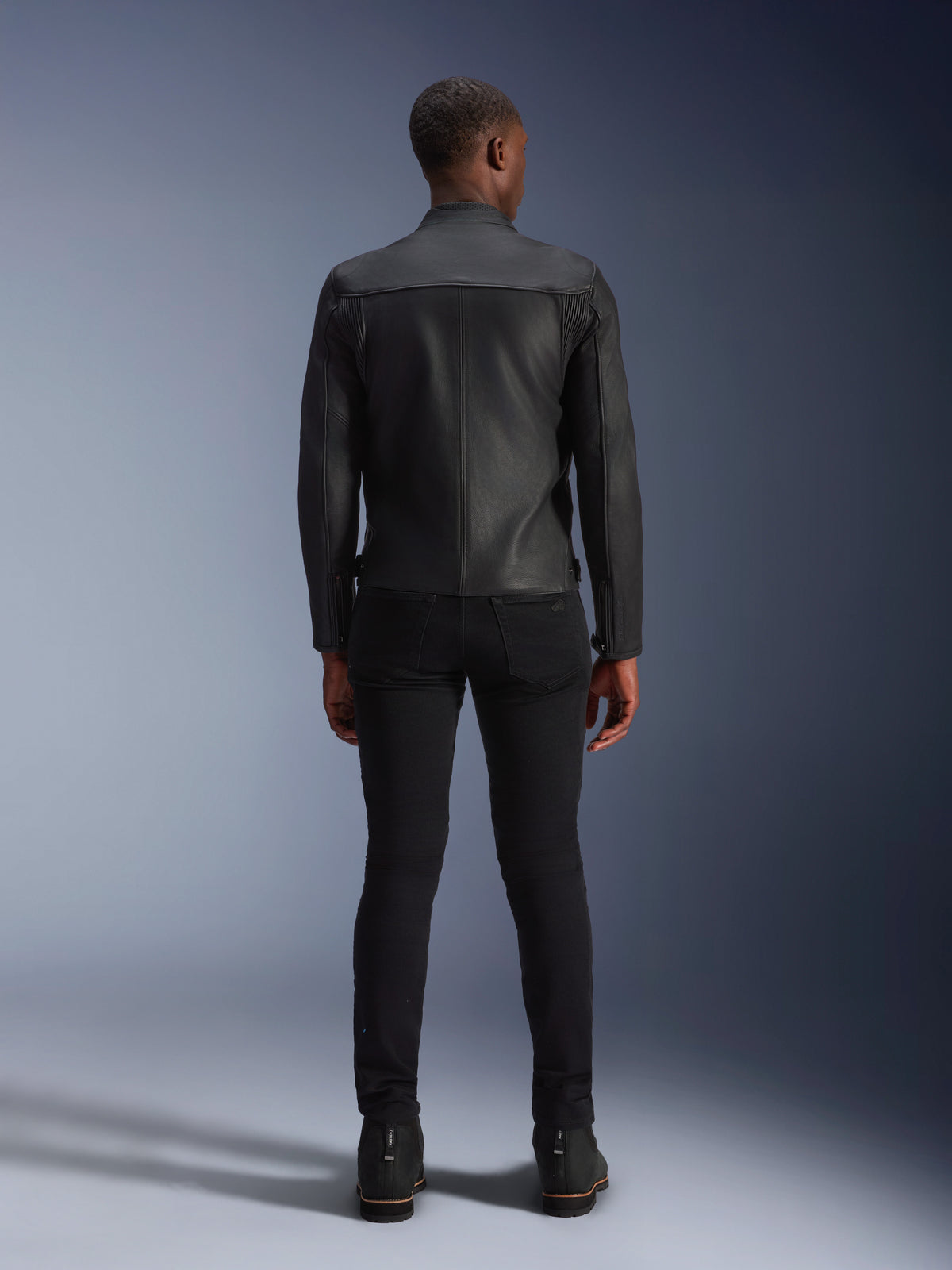 Alpinestars Blacktrack Lederjacke, schwarze Herren-Motorradjacke aus Rindsleder, Rückansicht mit Akkordeon-Einsätzen.