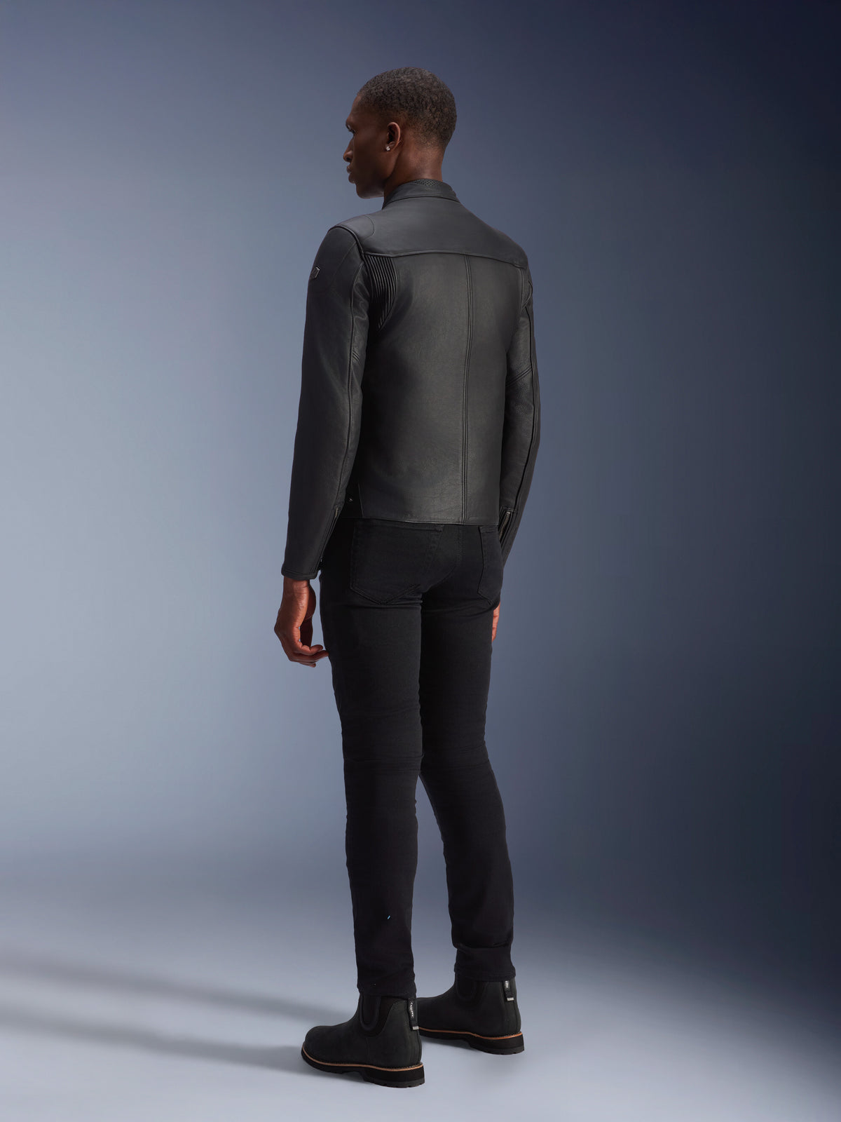 Alpinestars Blacktrack Lederjacke, Urban-Motorradjacke für Herren, Schwarz, Rindsleder, Rückansicht mit Akkordeon-Paneelen.
