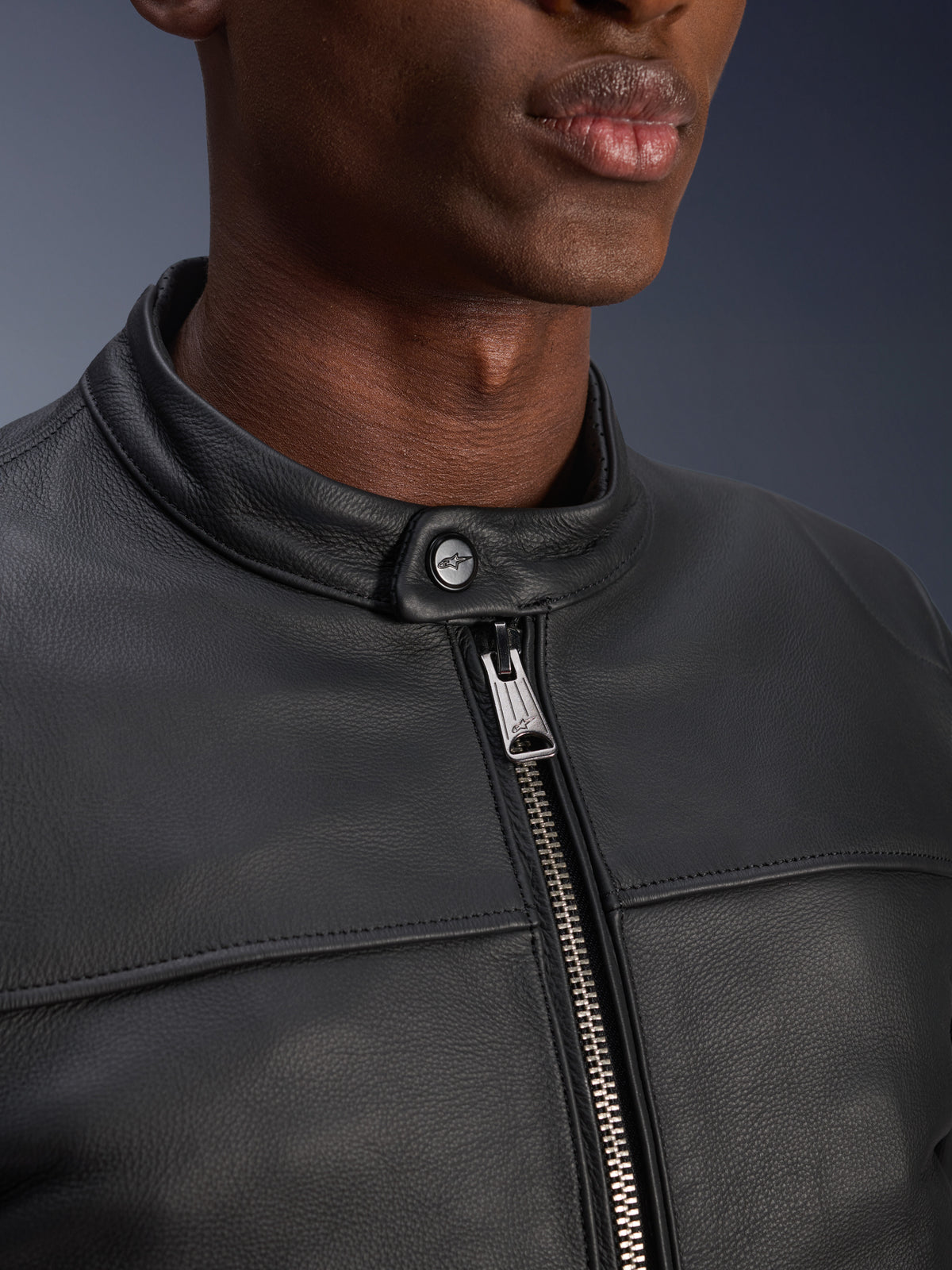 Alpinestars Blacktrack Lederjacke, schwarze Urban-Motorradjacke aus Rindsleder mit Gunmetal-Reißverschluss und Knopfkragen.