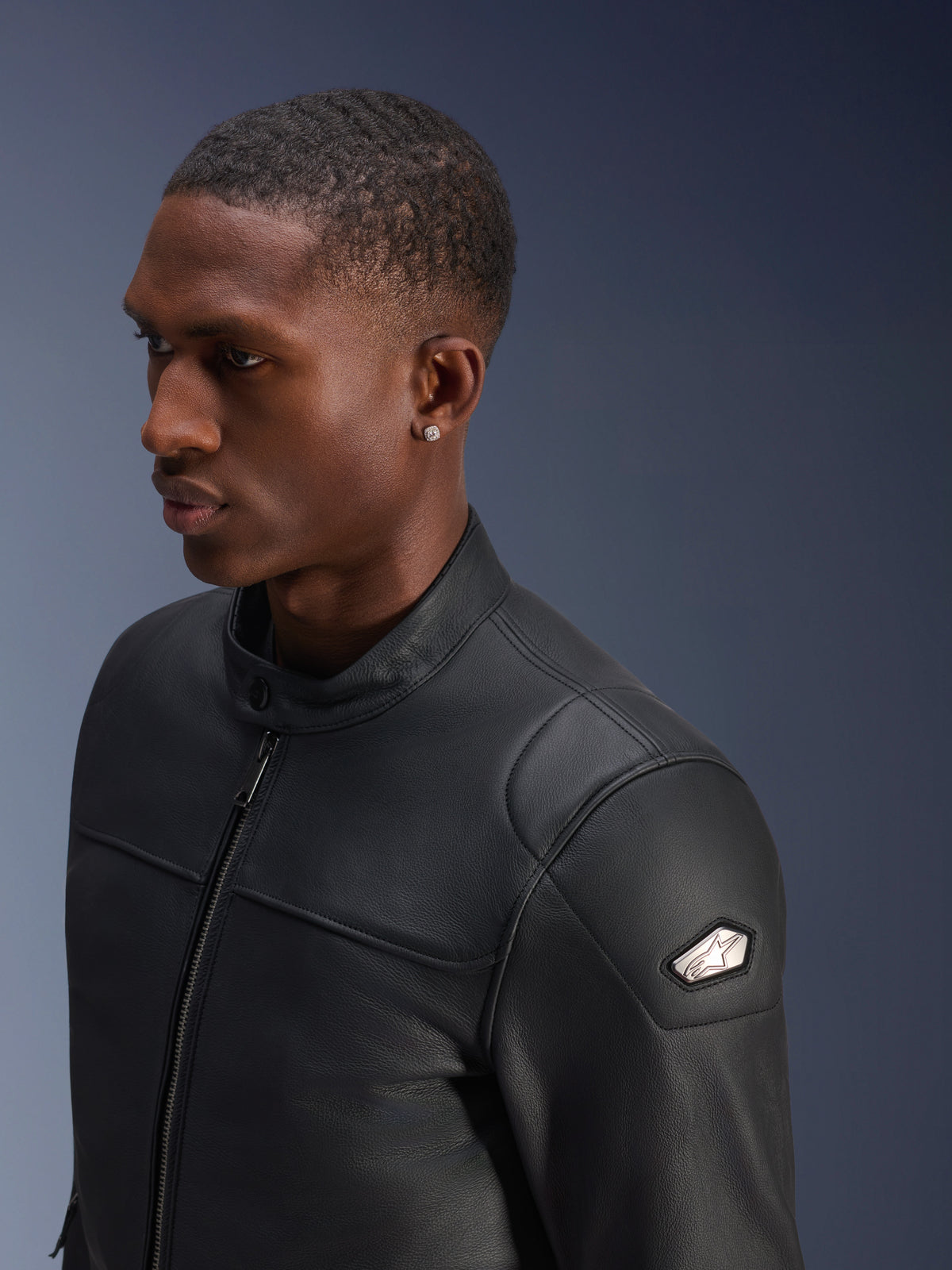 Alpinestars Blacktrack Lederjacke, schwarze Urban-Motorradjacke für Herren, Rindsleder, metallisches Schulterabzeichen