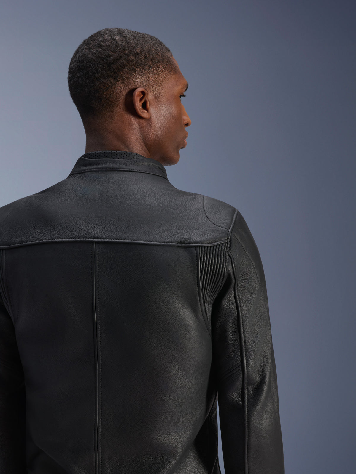 Alpinestars Blacktrack Lederjacke, Urban Motorradjacke, Herren, Schwarz, Rindsleder, Rückansicht mit Akkordeon-Paneelen.